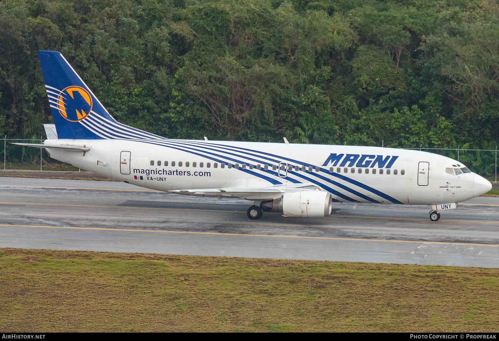 Aircraft Photo of XA-UNY | Boeing 737-322 | Magnicharters | AirHistory.net #712913