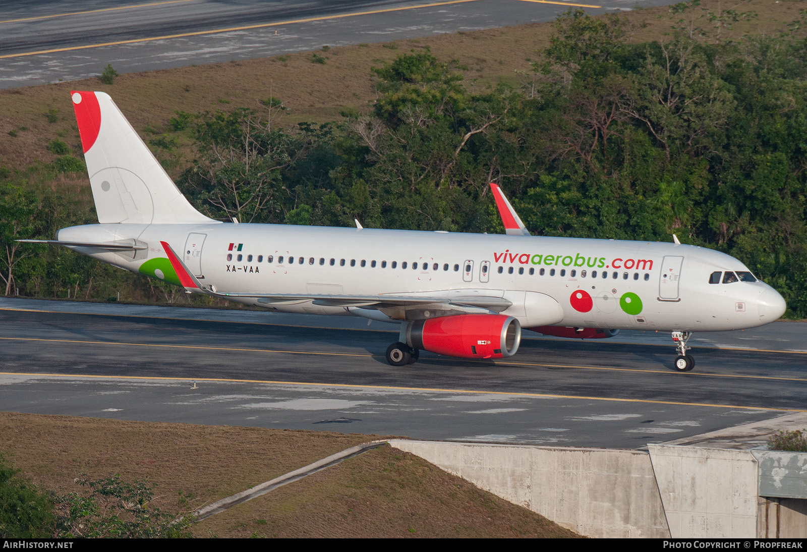 Aircraft Photo of XA-VAA | Airbus A320-232 | Viva Aerobús | AirHistory.net #712938