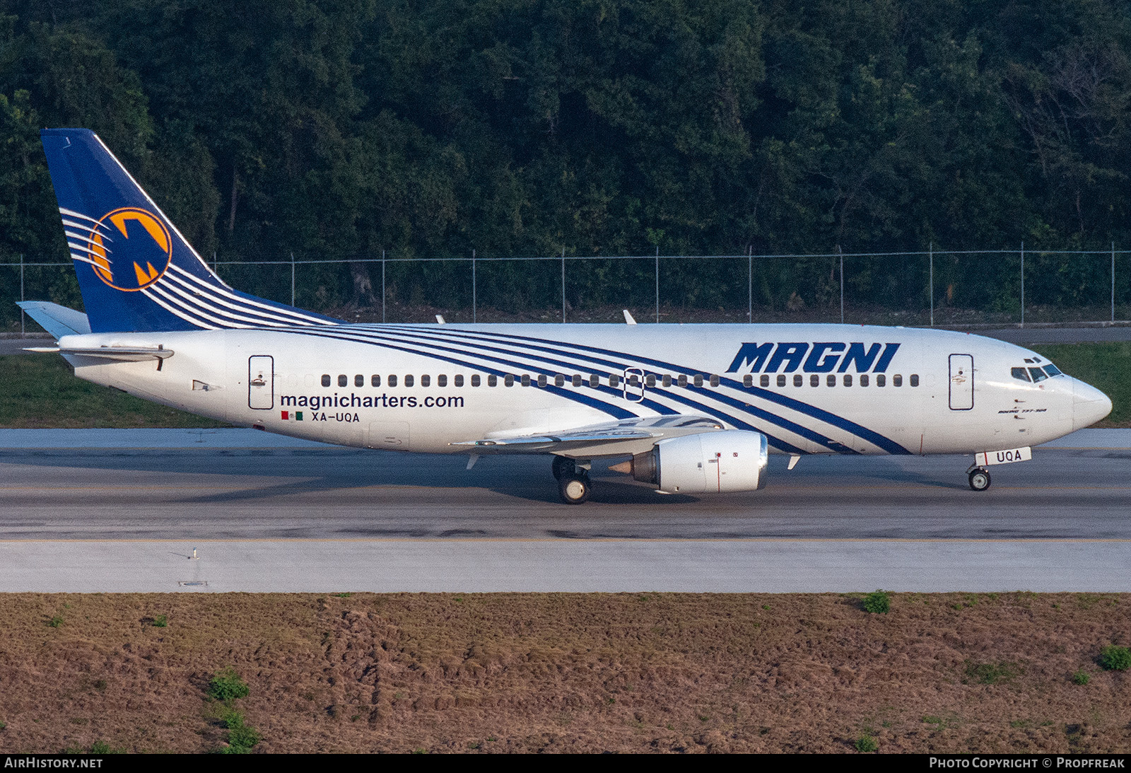 Aircraft Photo of XA-UQA | Boeing 737-322 | Magnicharters | AirHistory.net #713370