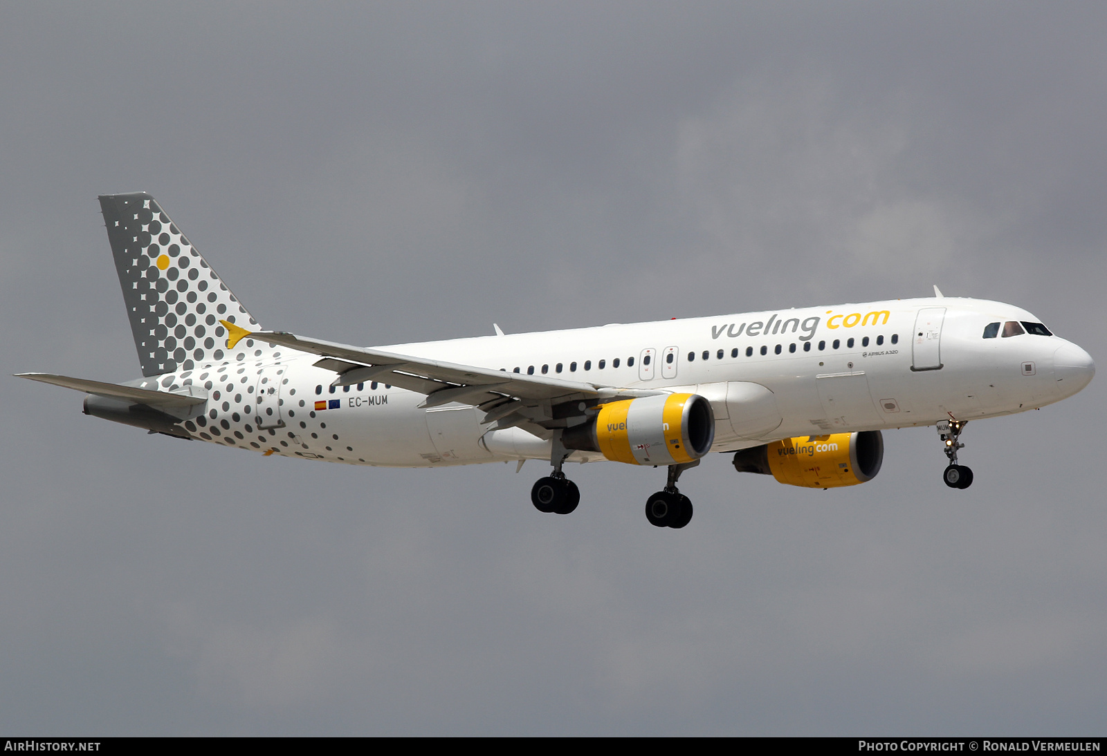 Aircraft Photo of EC-MUM | Airbus A320-214 | Vueling Airlines | AirHistory.net #713814
