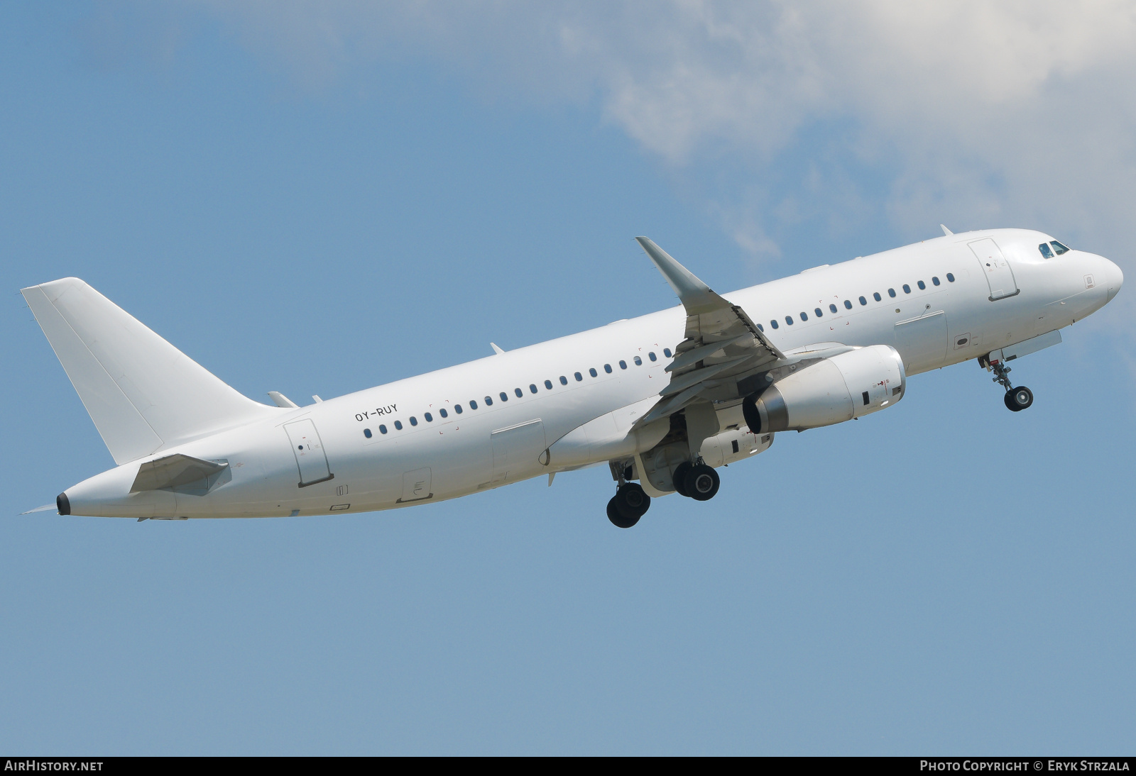 Aircraft Photo of OY-RUY | Airbus A320-232 | AirHistory.net #713847