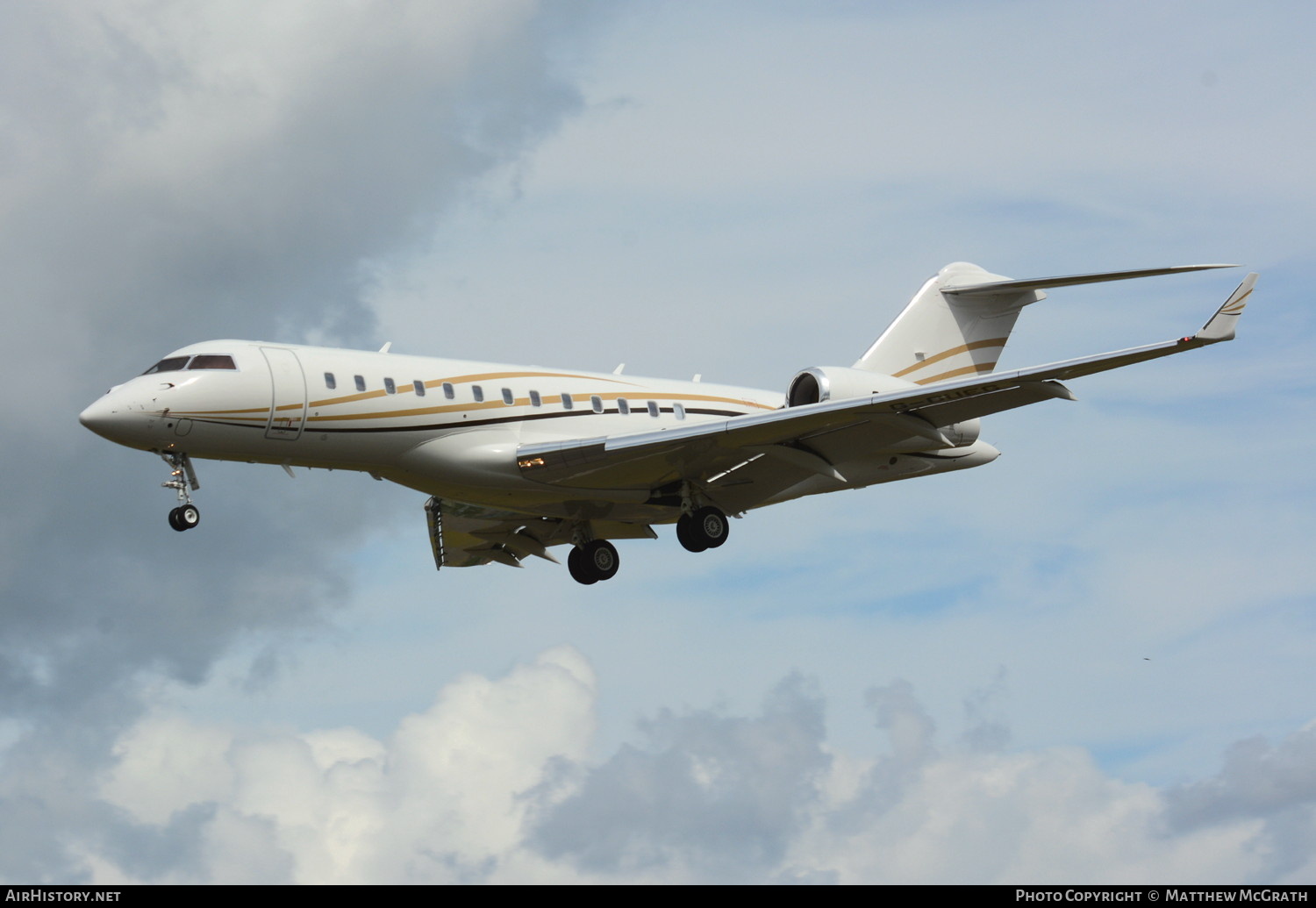 Aircraft Photo of G-OUEG | Bombardier Global 6000 (BD-700-1A10) | AirHistory.net #714253