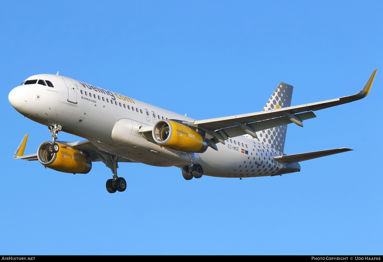 Aircraft Photo of EC-MGE | Airbus A320-232 | Vueling Airlines | AirHistory.net #714470