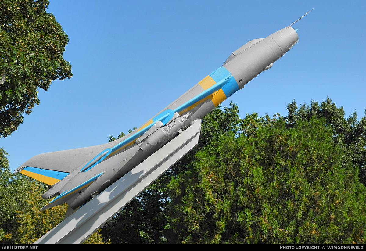 Aircraft Photo of 01 red | Sukhoi Su-7BKL | Ukraine - Air Force | AirHistory.net #716095