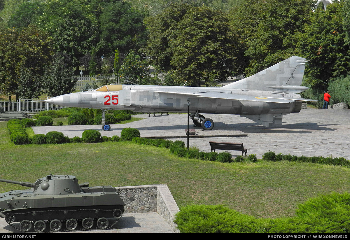Aircraft Photo of 25 red | Mikoyan-Gurevich MiG-23MLD | Ukraine - Air Force | AirHistory.net #716167