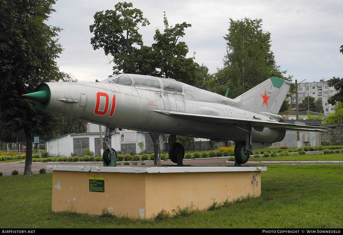 Aircraft Photo of 01 red | Mikoyan-Gurevich MiG-21UM | Soviet Union - Air Force | AirHistory.net #716308