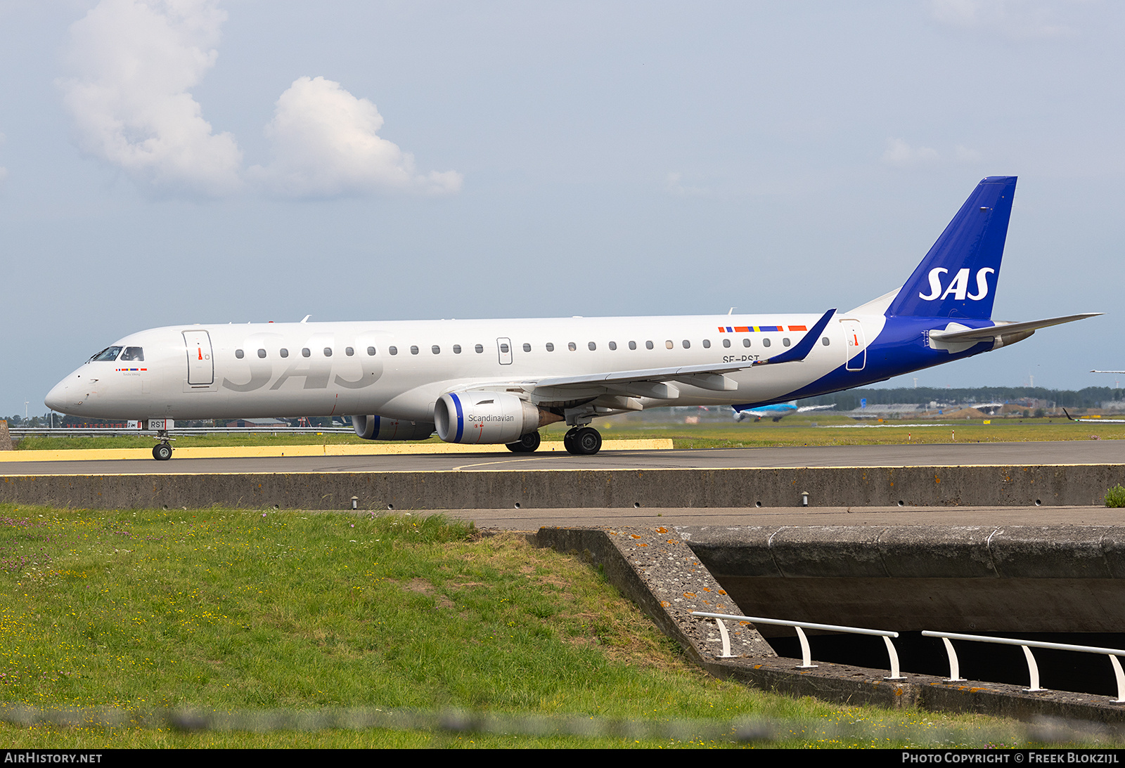 Aircraft Photo of SE-RST | Embraer 195LR (ERJ-190-200LR) | Scandinavian Airlines - SAS | AirHistory.net #717805