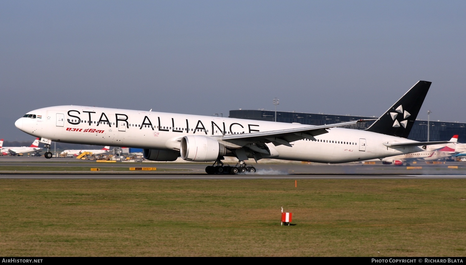 Aircraft Photo of VT-ALJ | Boeing 777-337/ER | Air India | AirHistory.net #719040