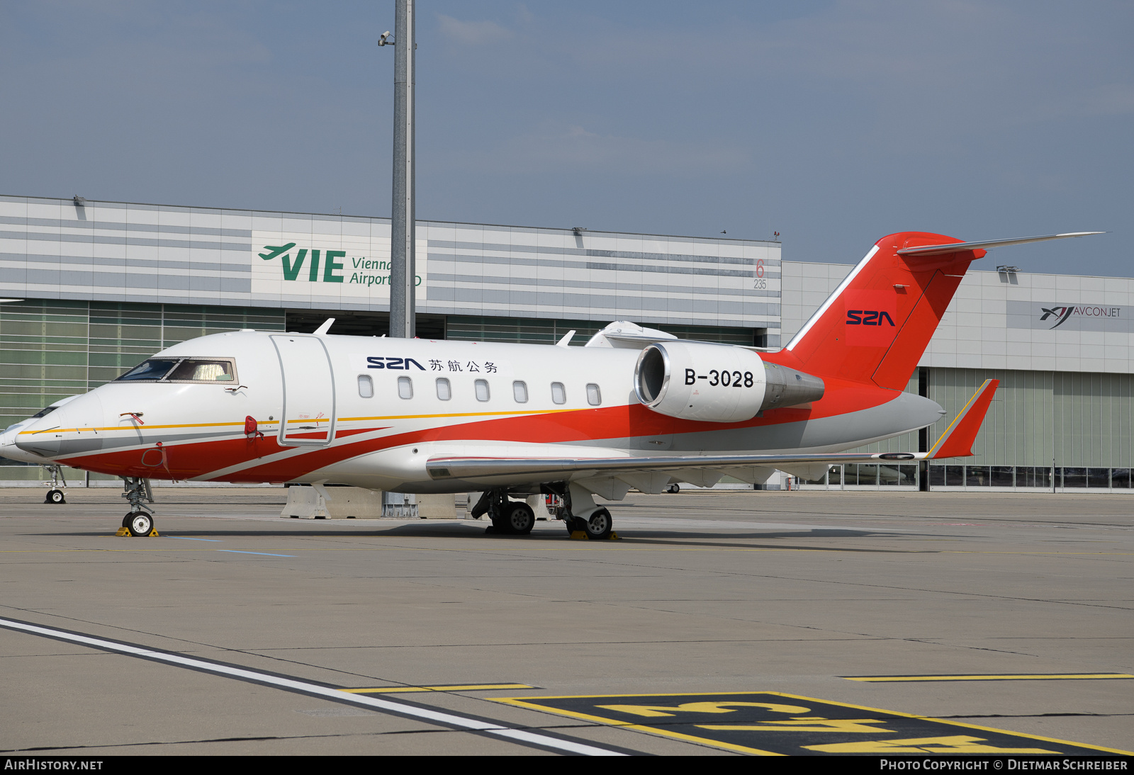 Aircraft Photo of B-3028 | Bombardier Challenger 605 (CL-600-2B16) | Wanfeng Aviation | AirHistory.net #721235