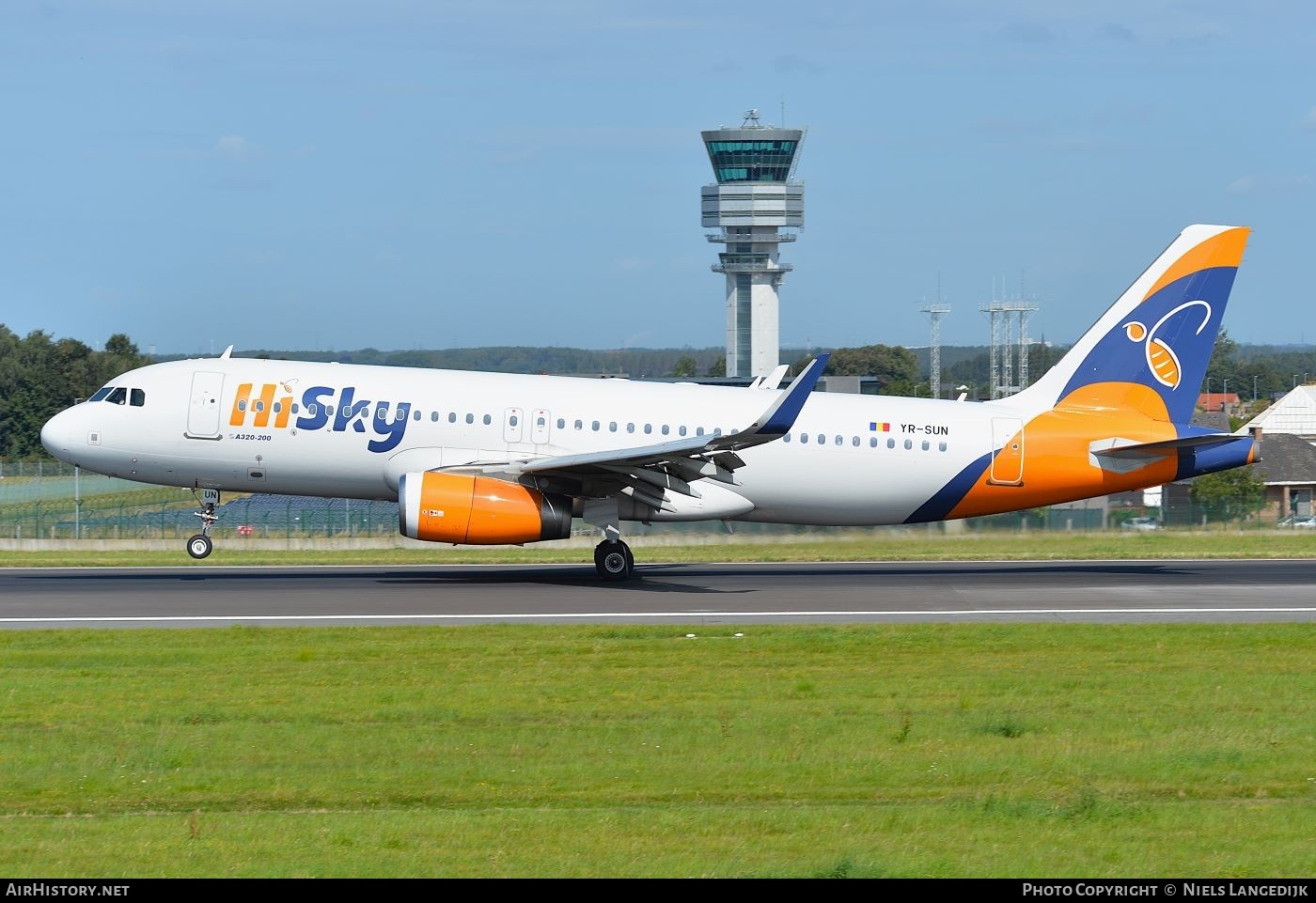 Aircraft Photo of YR-SUN | Airbus A320-232 | HiSky | AirHistory.net #721260