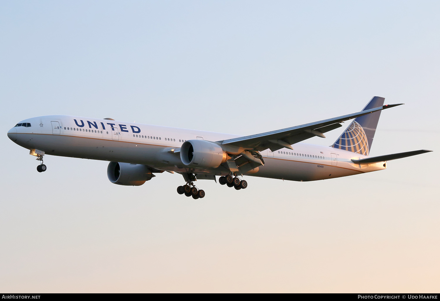 Aircraft Photo of N2140U | Boeing 777-300/ER | United Airlines | AirHistory.net #721364