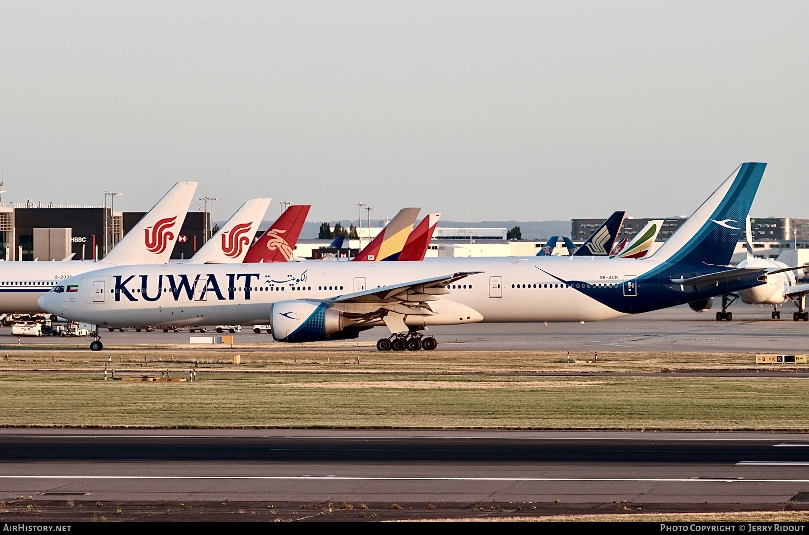 Aircraft Photo of 9K-AOM | Boeing 777-300/ER | Kuwait Airways | AirHistory.net #721609