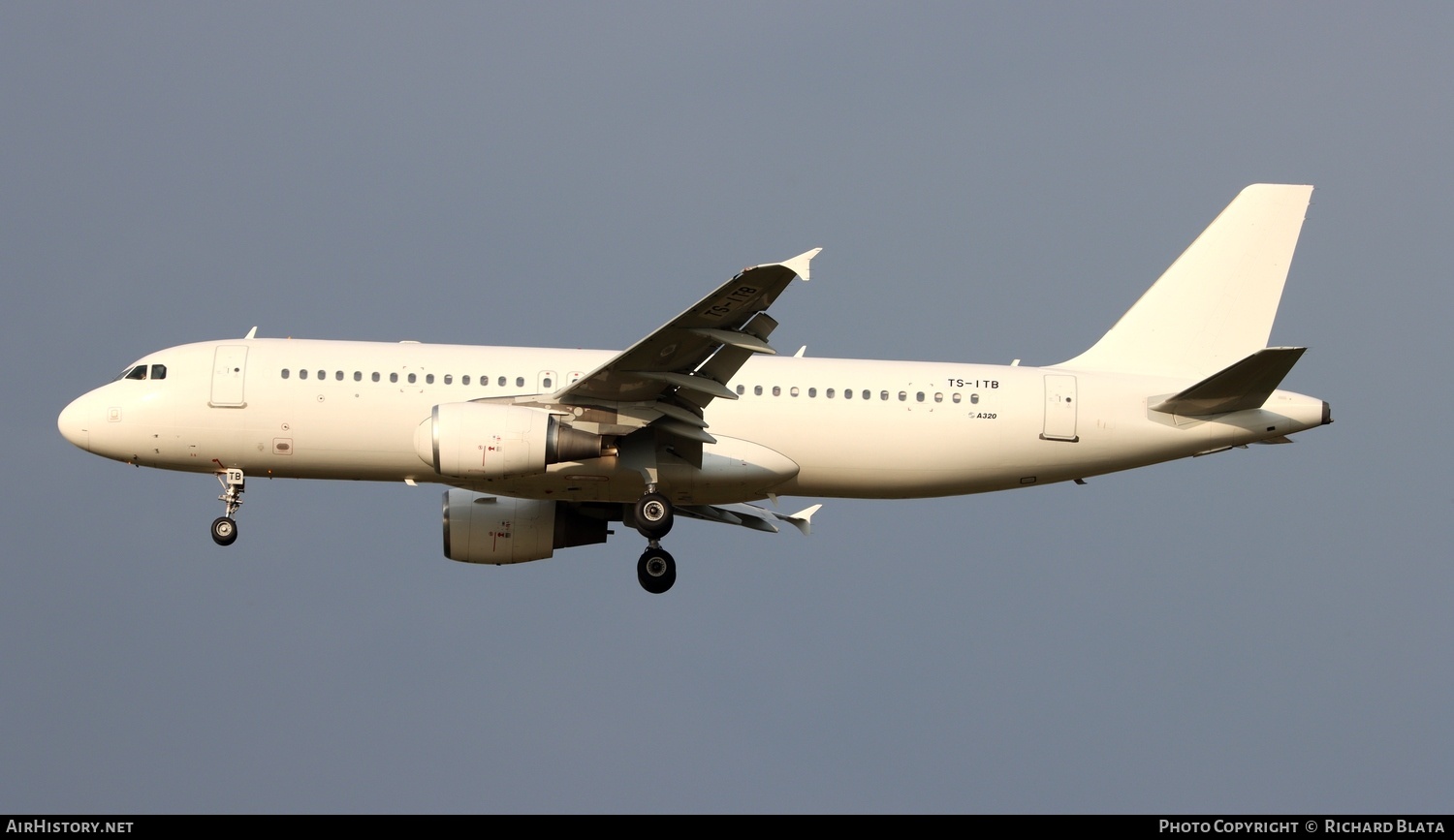 Aircraft Photo of TS-ITB | Airbus A320-214 | Tunisair | AirHistory.net #724509