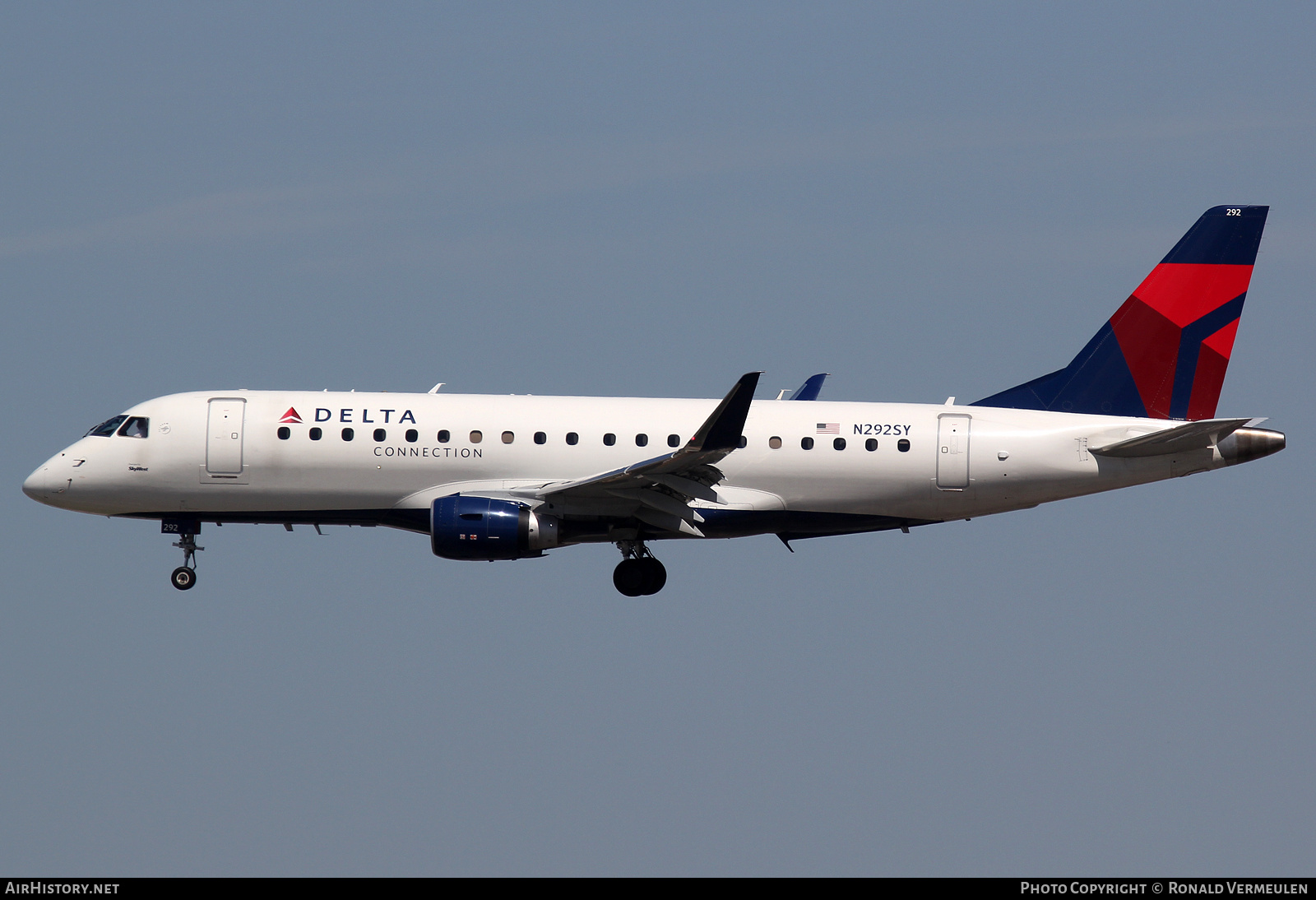 Aircraft Photo of N292SY | Embraer 175LL (ERJ-170-200LL) | Delta Connection | AirHistory.net #725037