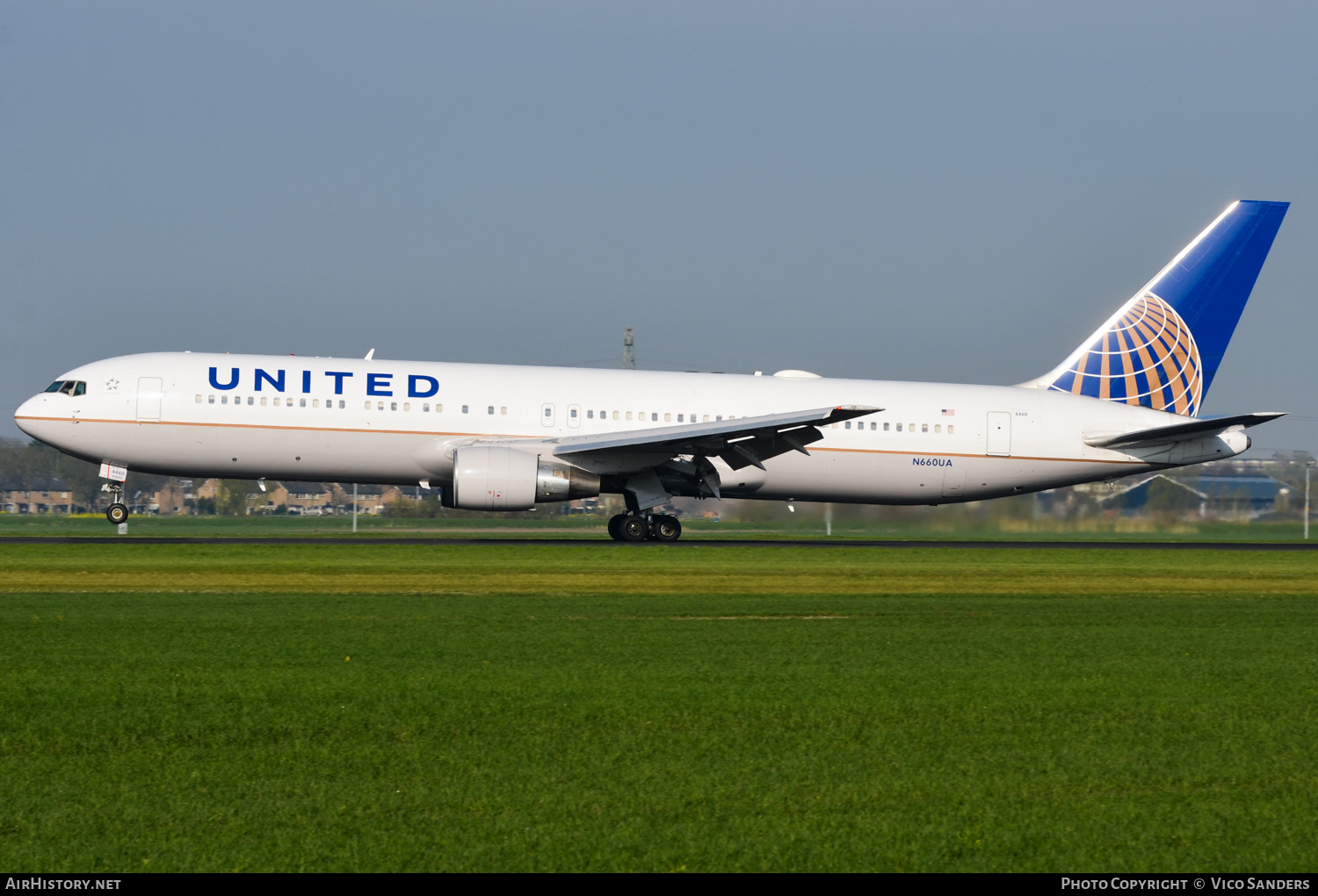 Aircraft Photo of N660UA | Boeing 767-322/ER | United Airlines | AirHistory.net #725631