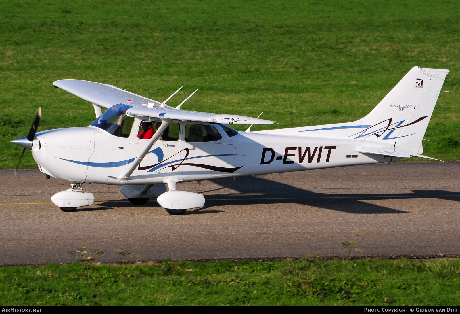 Aircraft Photo of D-EWIT | Cessna 172S Skyhawk SP | AirHistory.net #725783