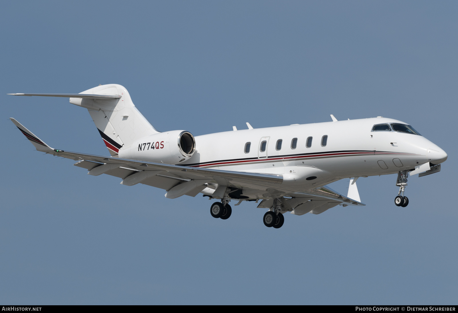 Aircraft Photo of N774QS | Bombardier Challenger 350 (BD-100-1A10) | AirHistory.net #725902