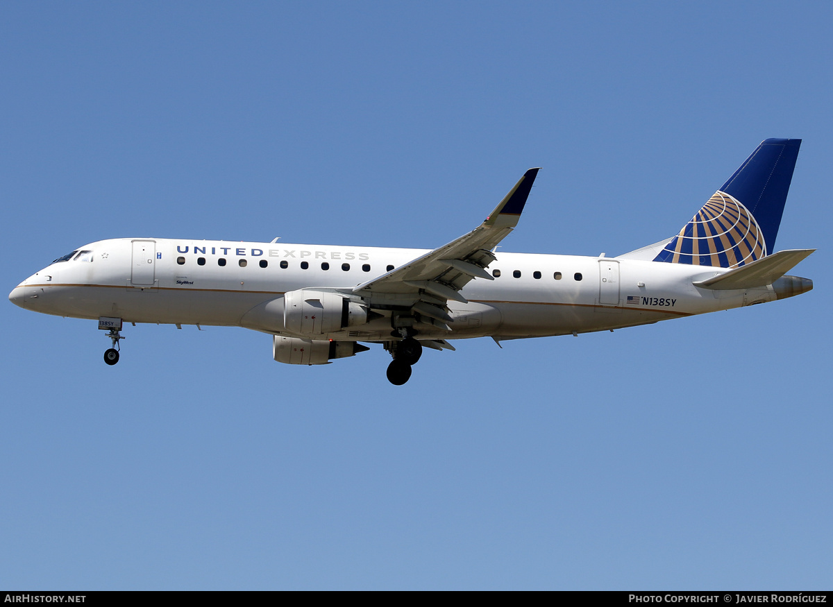 Aircraft Photo of N138SY | Embraer 175LR (ERJ-170-200LR) | United Express | AirHistory.net #726092
