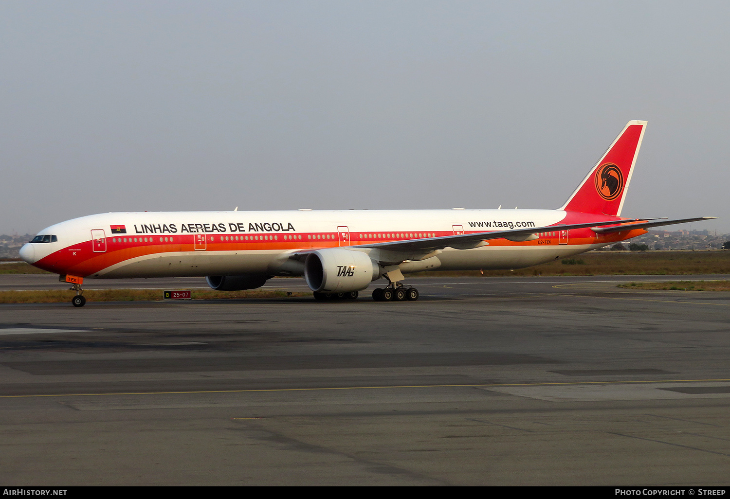 Aircraft Photo of D2-TEK | Boeing 777-3M2/ER | TAAG Angola Airlines - Linhas Aéreas de Angola | AirHistory.net #726534