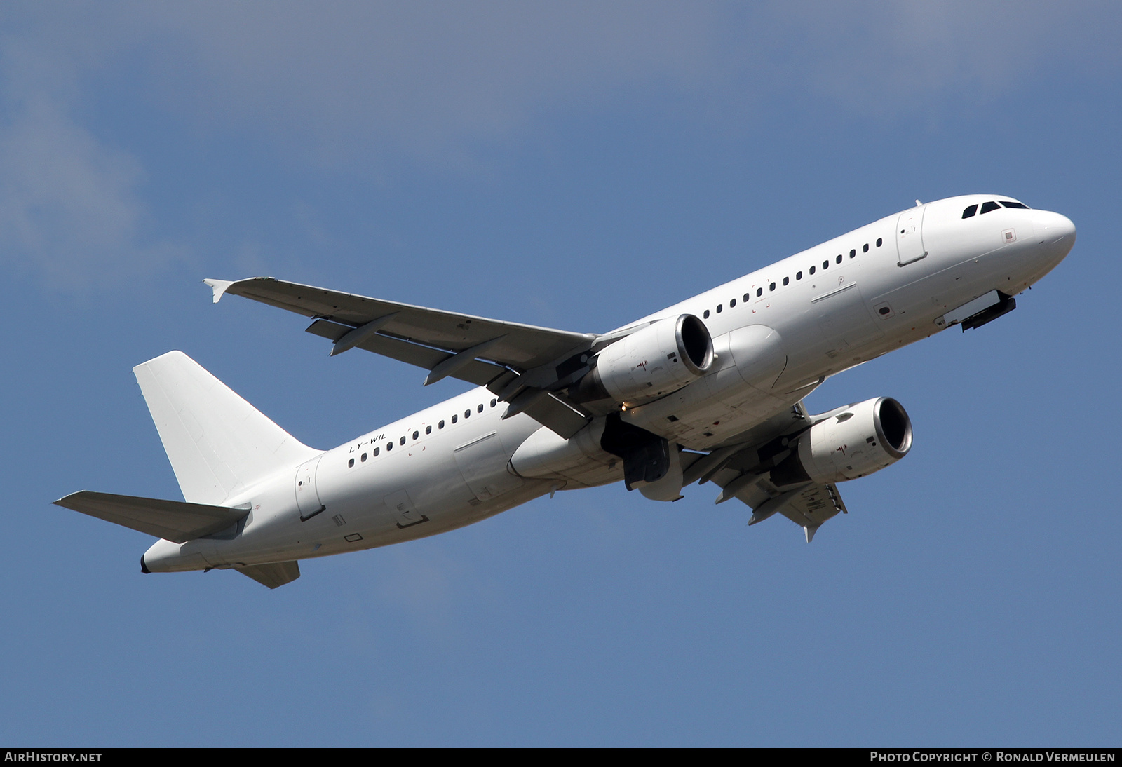 Aircraft Photo of LY-WIL | Airbus A320-214 | AirHistory.net #727064