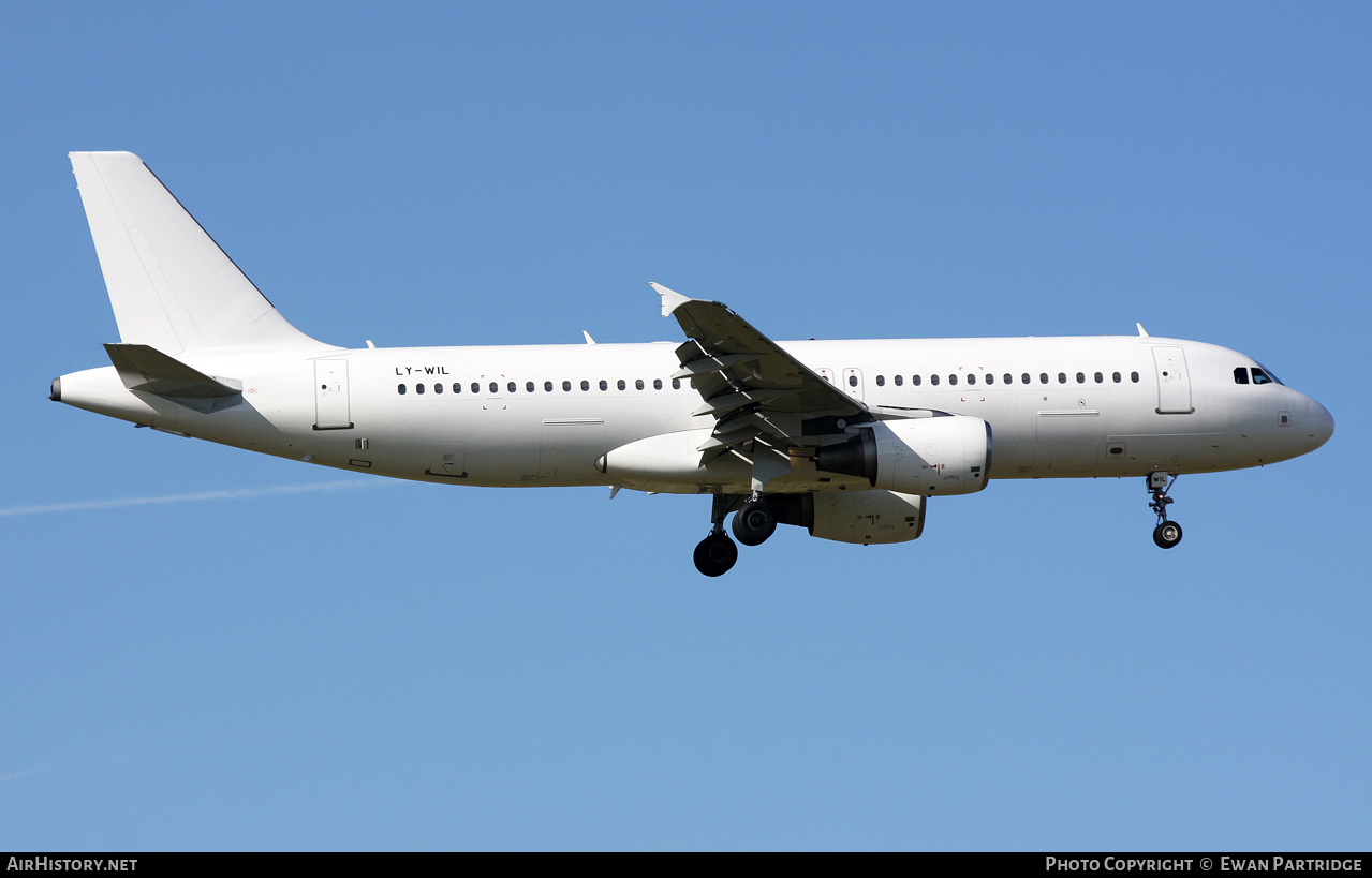 Aircraft Photo of LY-WIL | Airbus A320-214 | AirHistory.net #728154