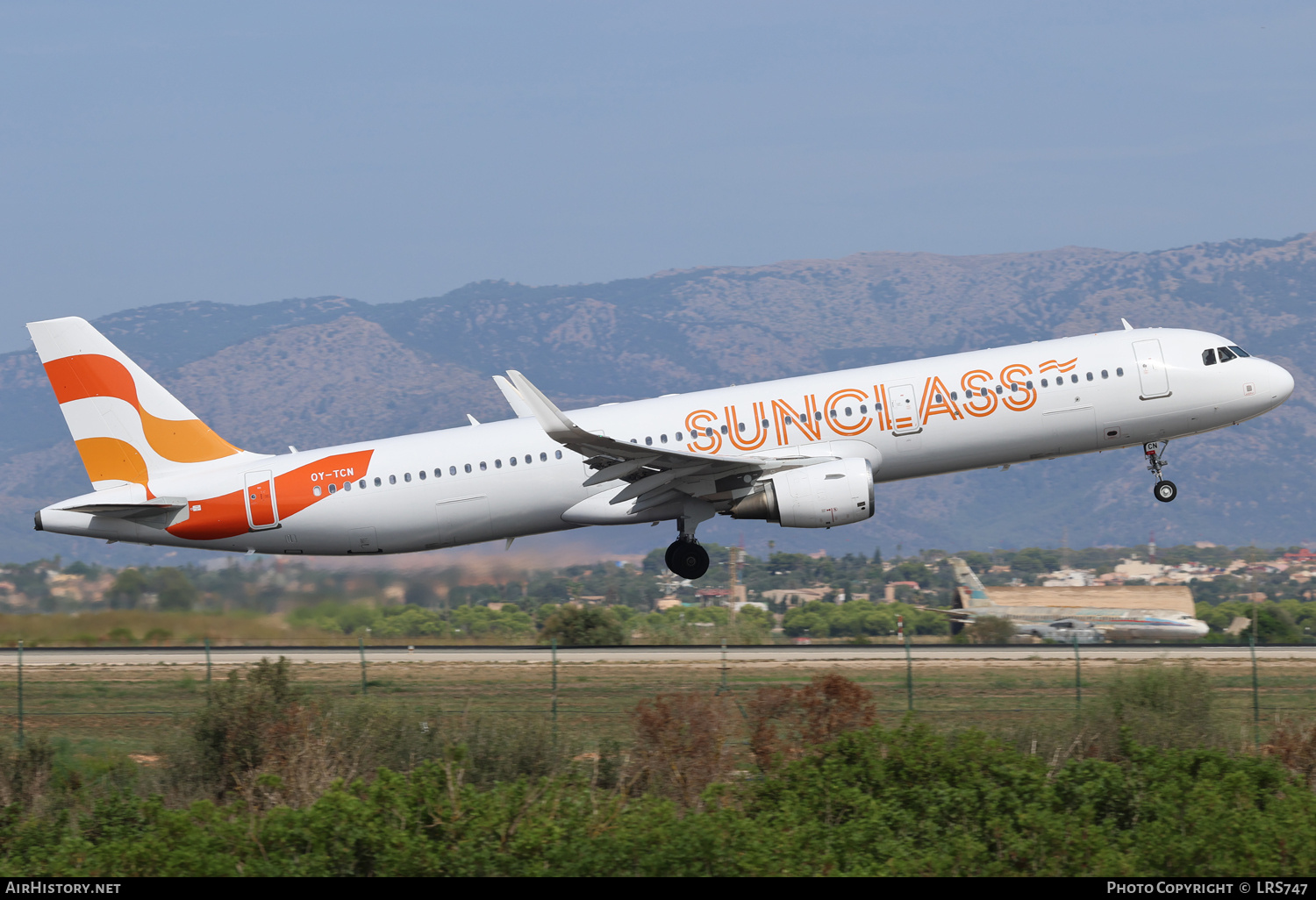 Aircraft Photo of OY-TCN | Airbus A321-211 | Sunclass Airlines | AirHistory.net #728905