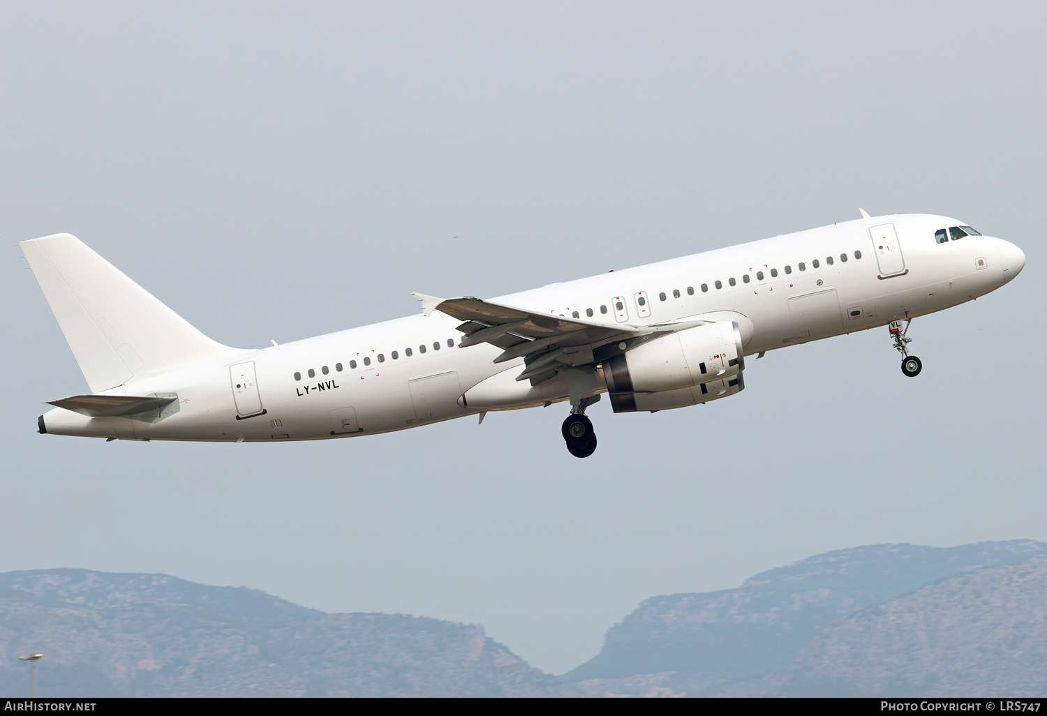 Aircraft Photo of LY-NVL | Airbus A320-232 | AirHistory.net #731601