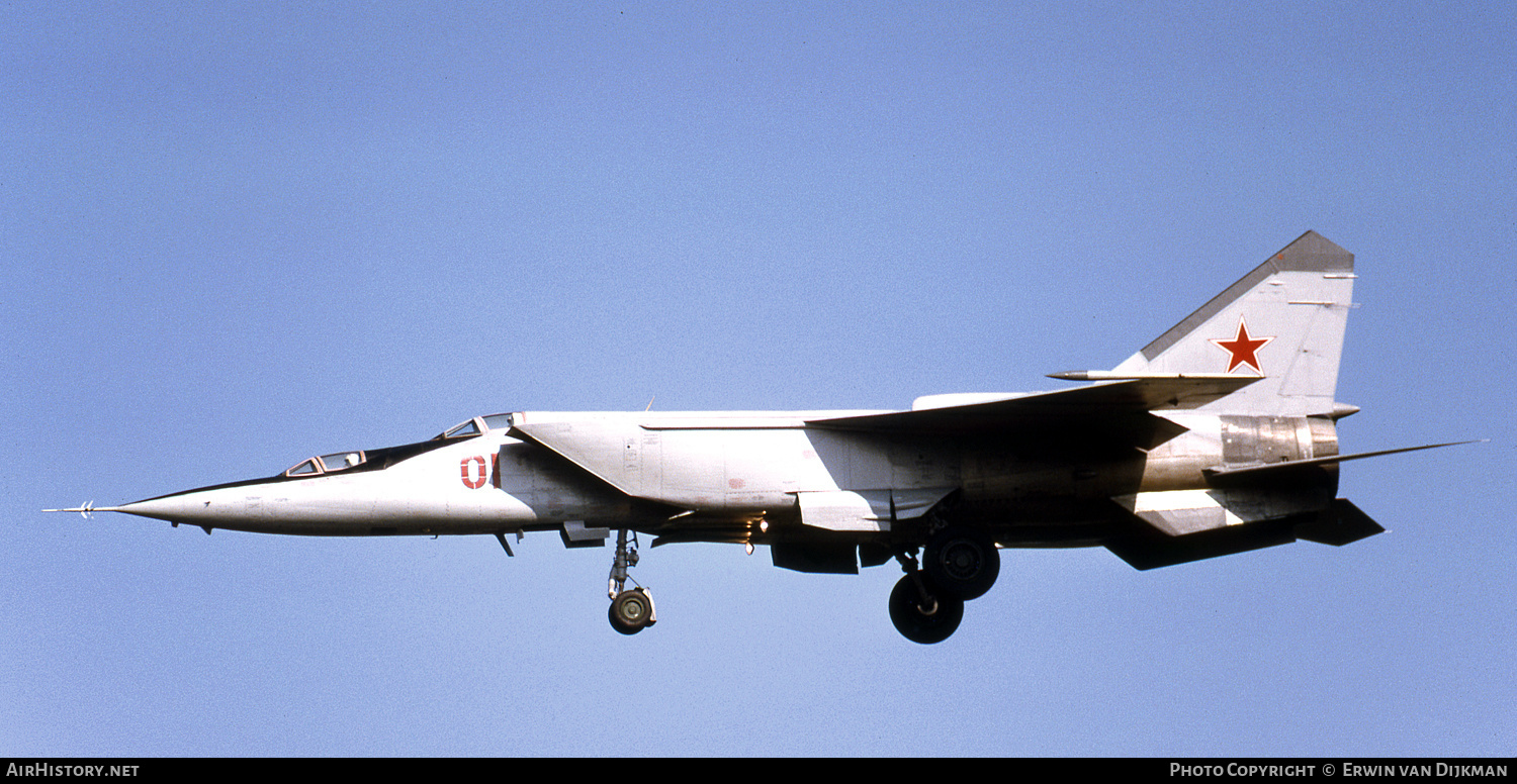 Aircraft Photo of 01 red | Mikoyan-Gurevich MiG-25RU | Soviet Union - Air Force | AirHistory.net #733979