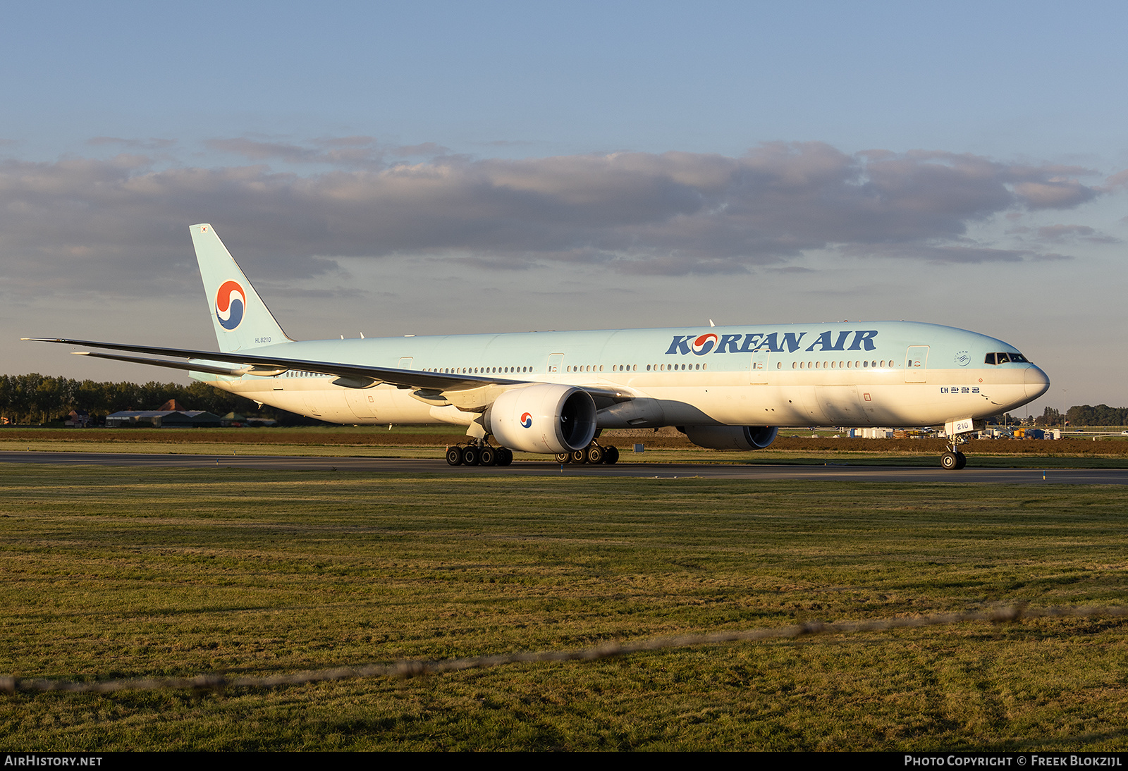 Aircraft Photo of HL8210 | Boeing 777-3B5/ER | Korean Air | AirHistory.net #734148