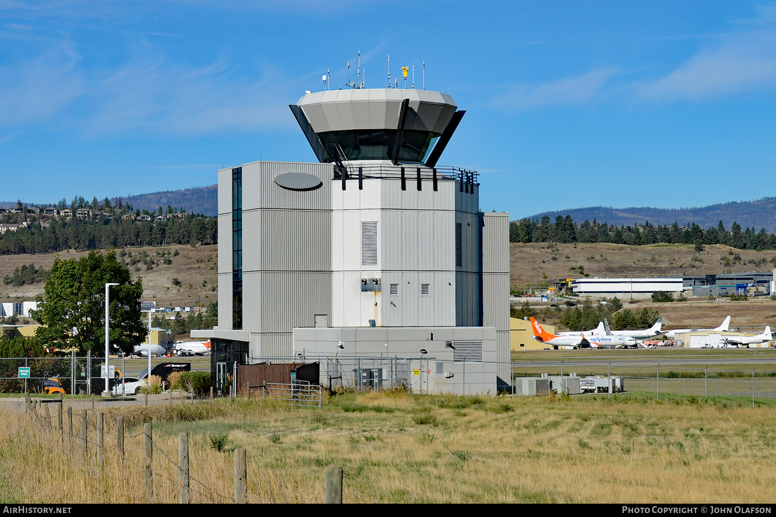 Airport photo of Kelowna (CYLW / YLW) in British Columbia, Canada | AirHistory.net #735472
