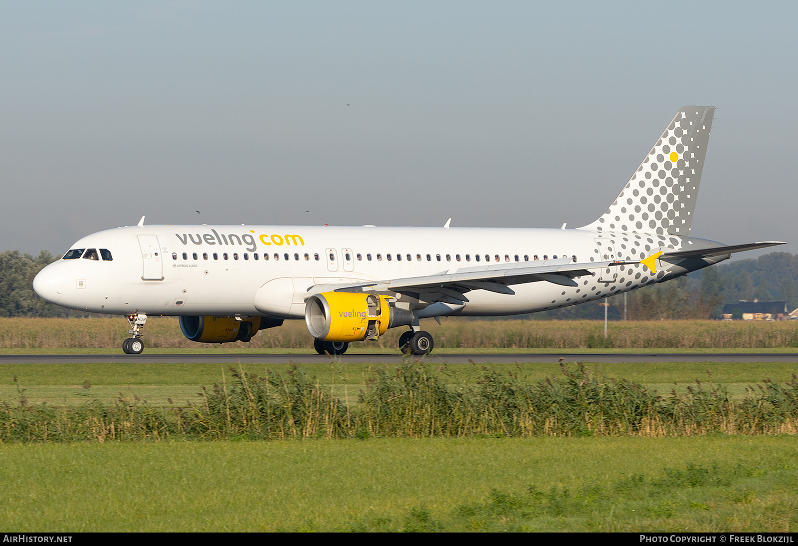 Aircraft Photo of EC-MUM | Airbus A320-214 | Vueling Airlines | AirHistory.net #735987