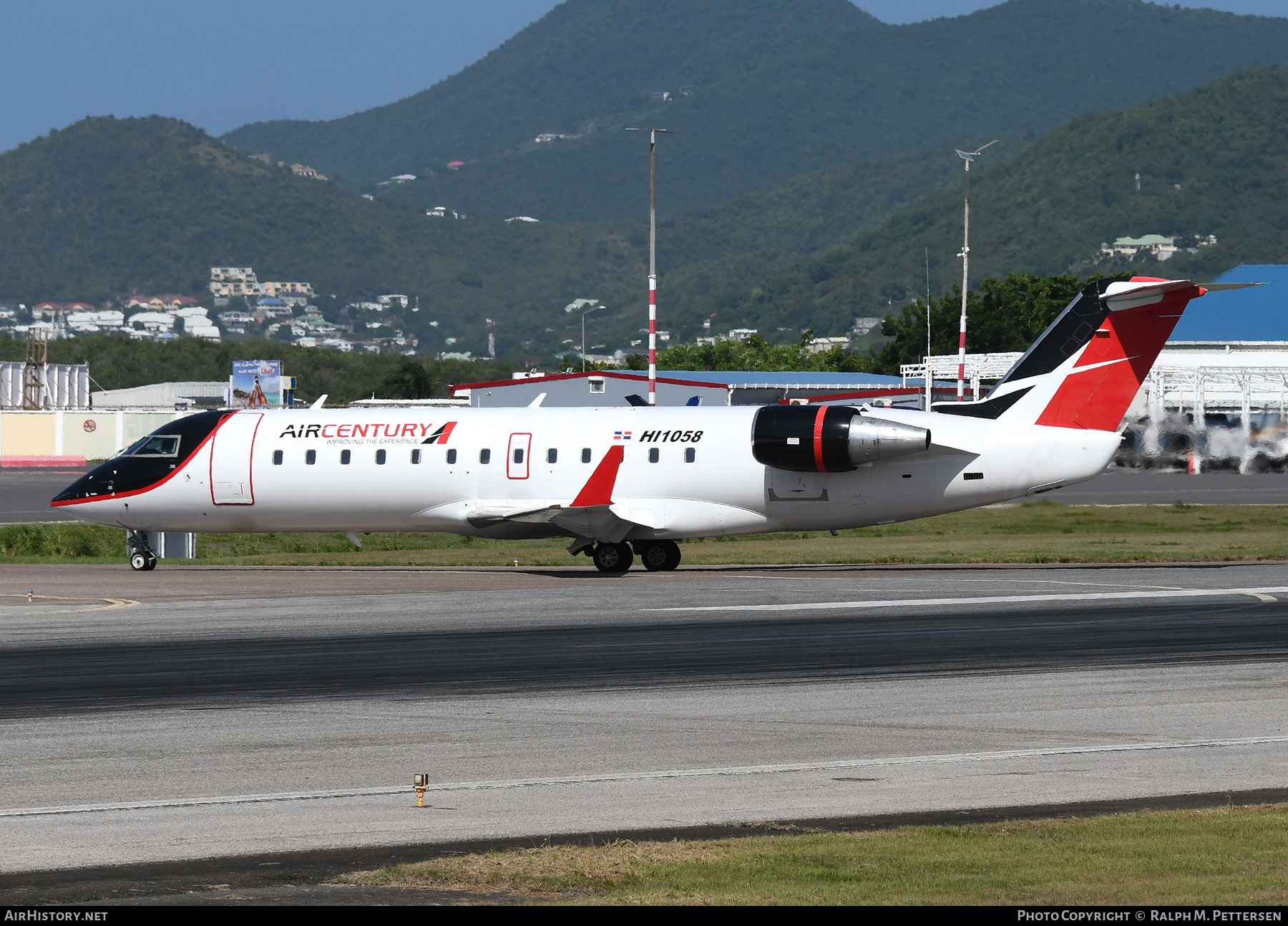 Aircraft Photo of HI1058 | Bombardier CRJ-200ER (CL-600-2B19) | ACSA - Air Century | AirHistory.net #736000