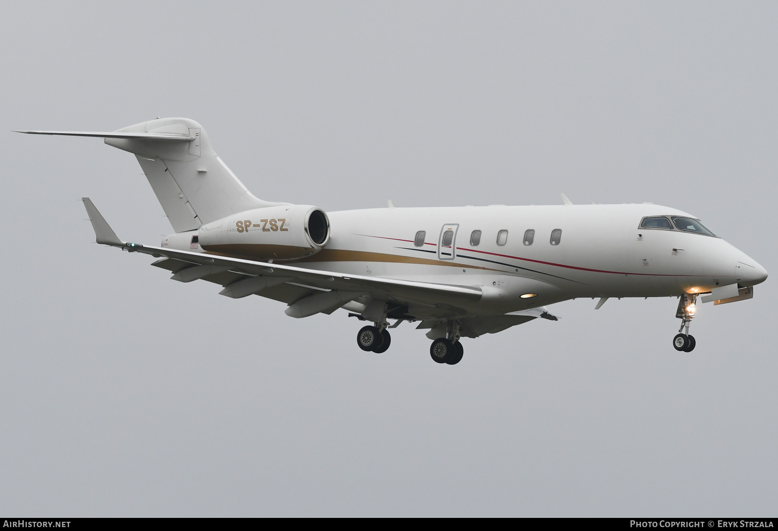 Aircraft Photo of SP-ZSZ | Bombardier Challenger 300 (BD-100-1A10) | AirHistory.net #736287