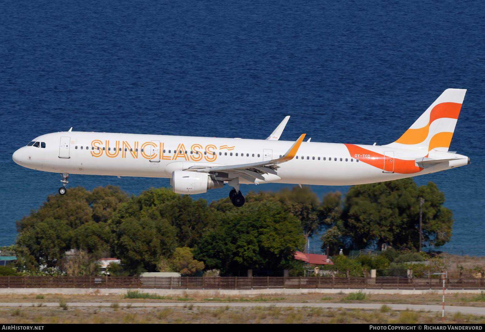 Aircraft Photo of OY-TCD | Airbus A321-211 | Sunclass Airlines | AirHistory.net #736355