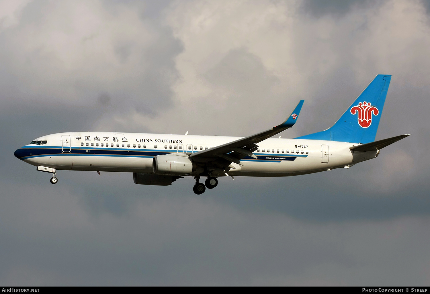 Aircraft Photo of B-1747 | Boeing 737-81B | China Southern Airlines | AirHistory.net #737218