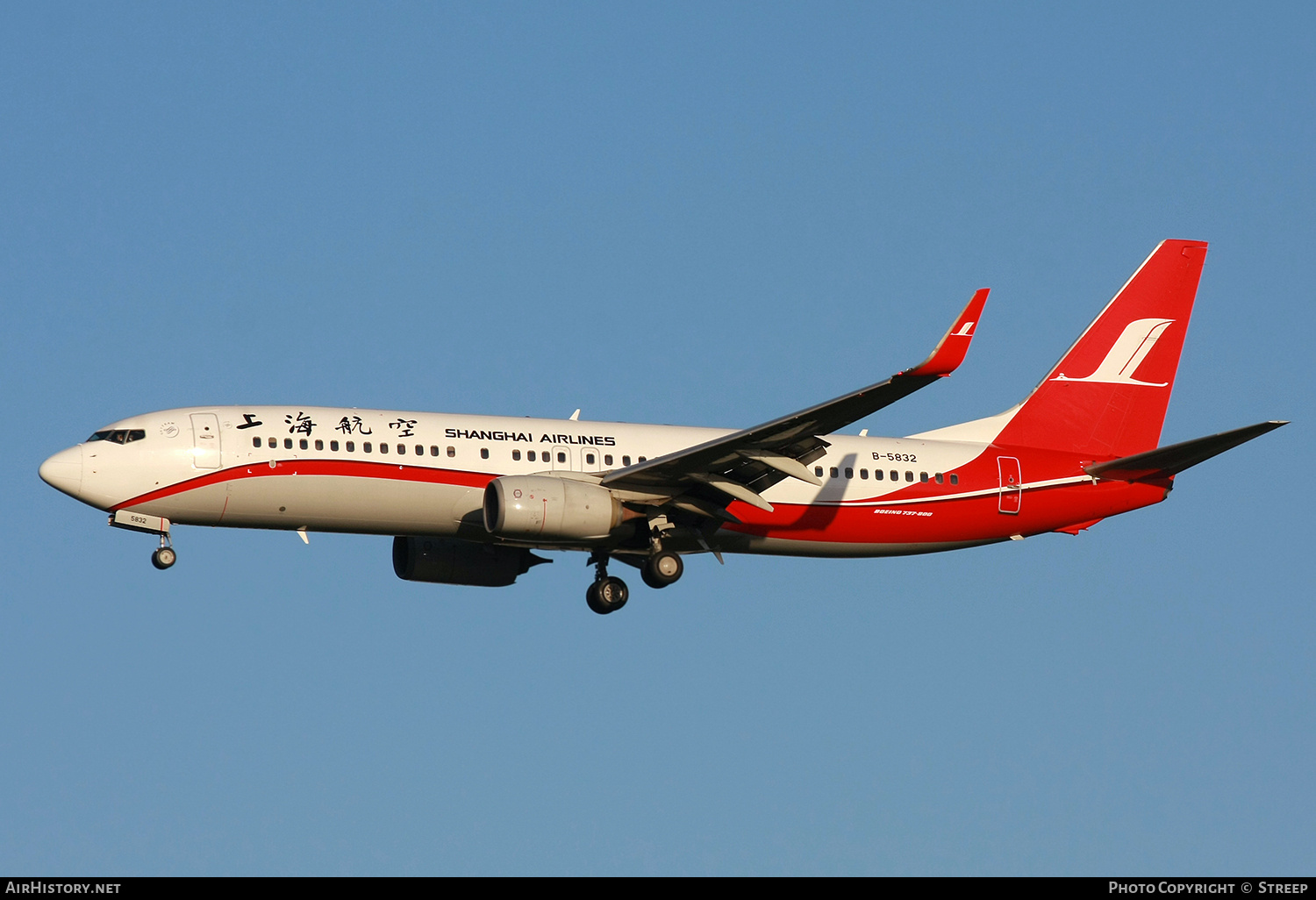 Aircraft Photo of B-5832 | Boeing 737-86D | Shanghai Airlines | AirHistory.net #739144