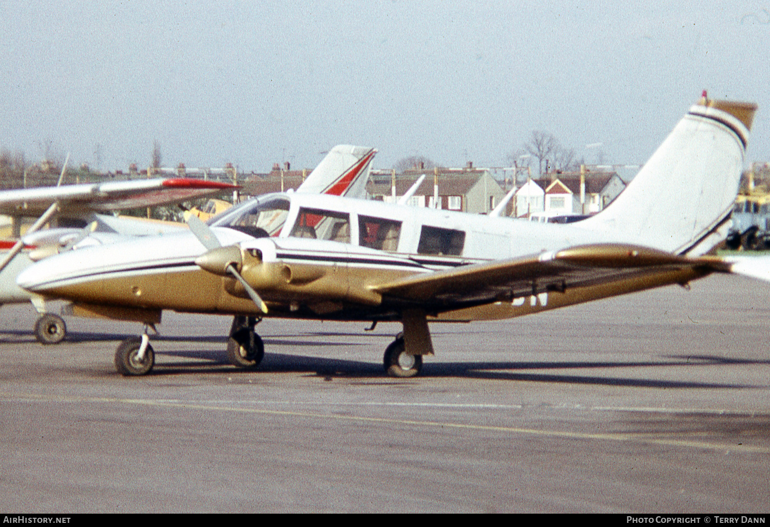Aircraft Photo of G-AZON | Piper PA-34-200 Seneca | AirHistory.net #739341