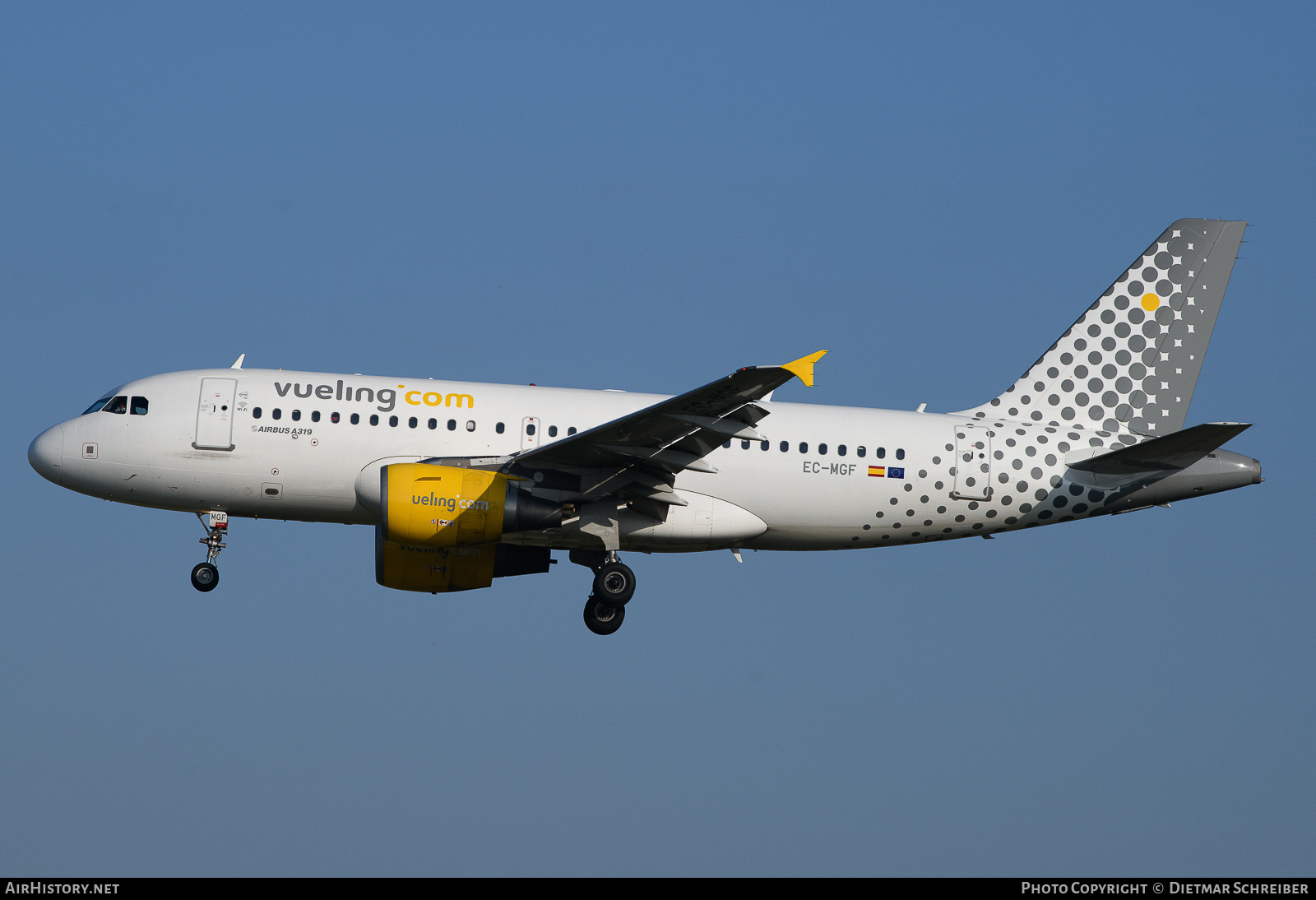 Aircraft Photo of EC-MGF | Airbus A319-111 | Vueling Airlines | AirHistory.net #739346