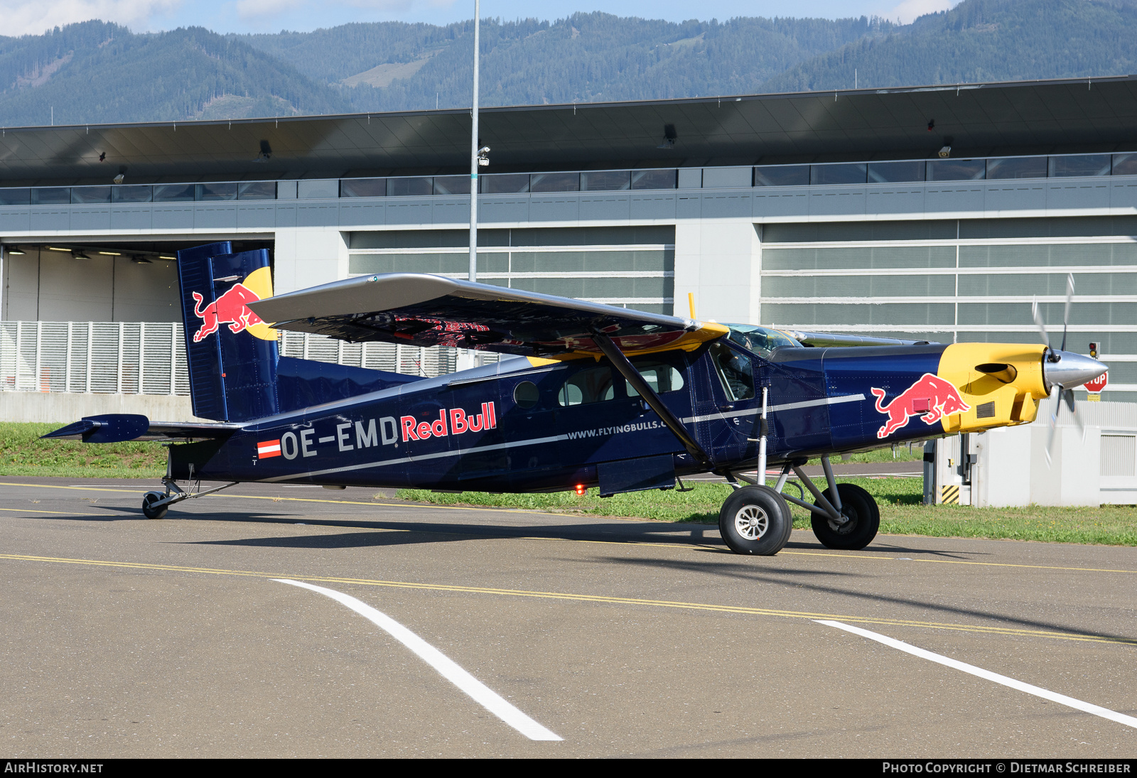 Aircraft Photo of OE-EMD | Pilatus PC-6/B2-H4 Turbo Porter | Red Bull | AirHistory.net #740013