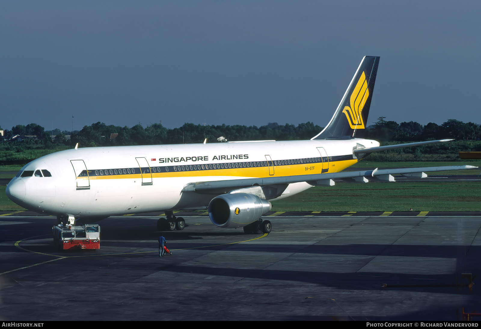 Aircraft Photo of 9V-STF | Airbus A300B4-203 | Singapore Airlines | AirHistory.net #740386