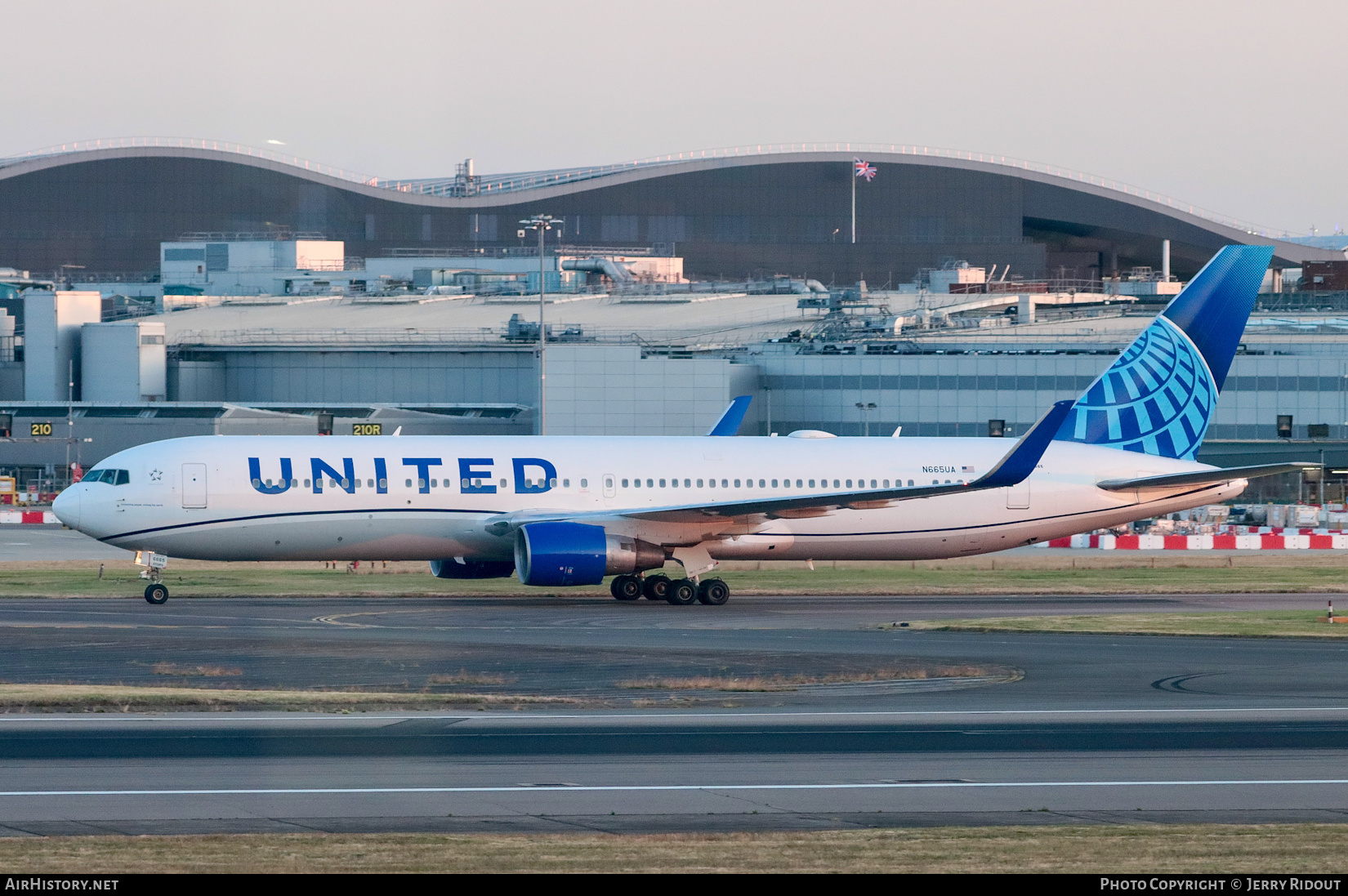 Aircraft Photo of N665UA | Boeing 767-322/ER | United Airlines | AirHistory.net #740518
