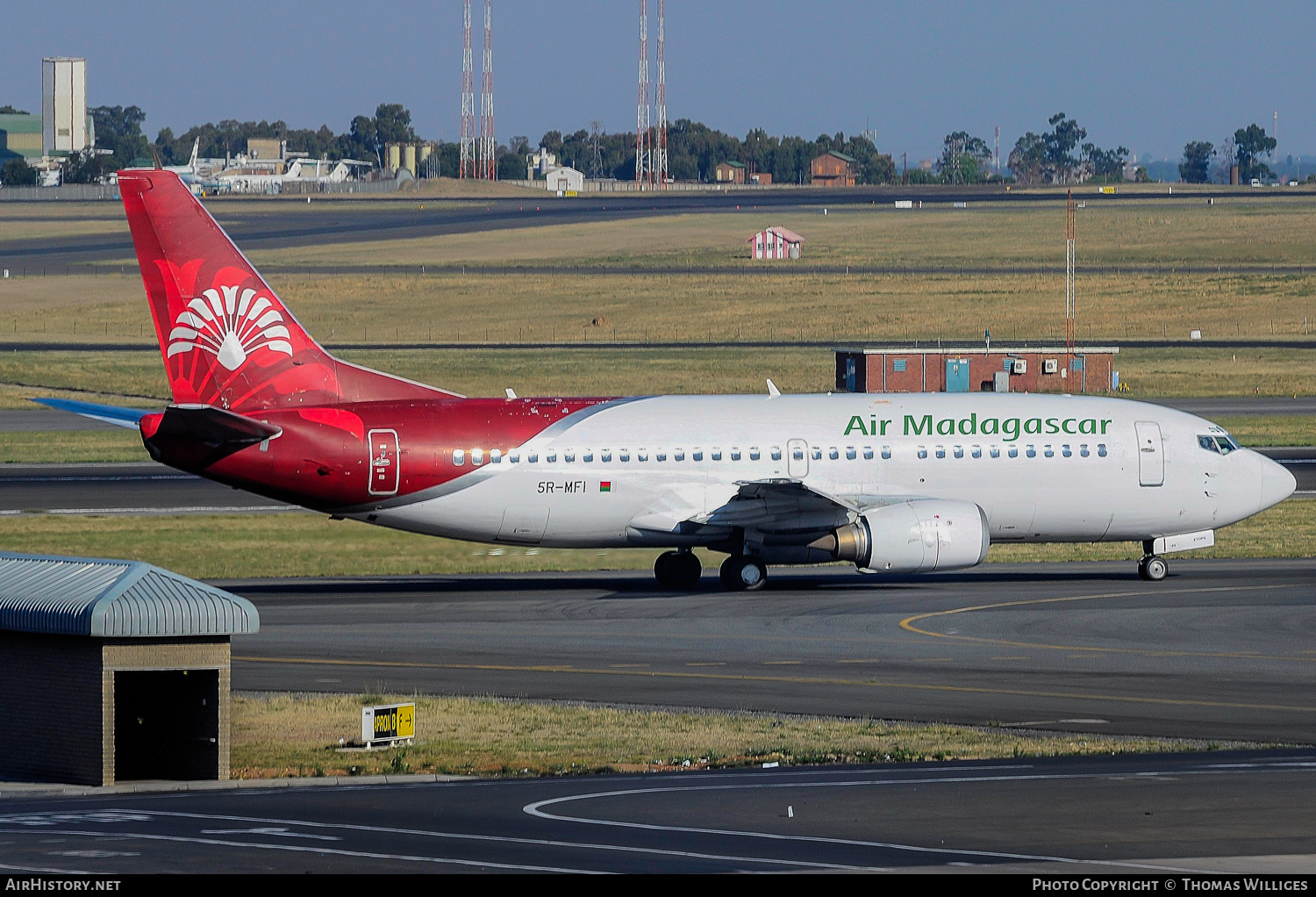 Aircraft Photo of 5R-MFI | Boeing 737-3Q8 | Air Madagascar | AirHistory.net #740898
