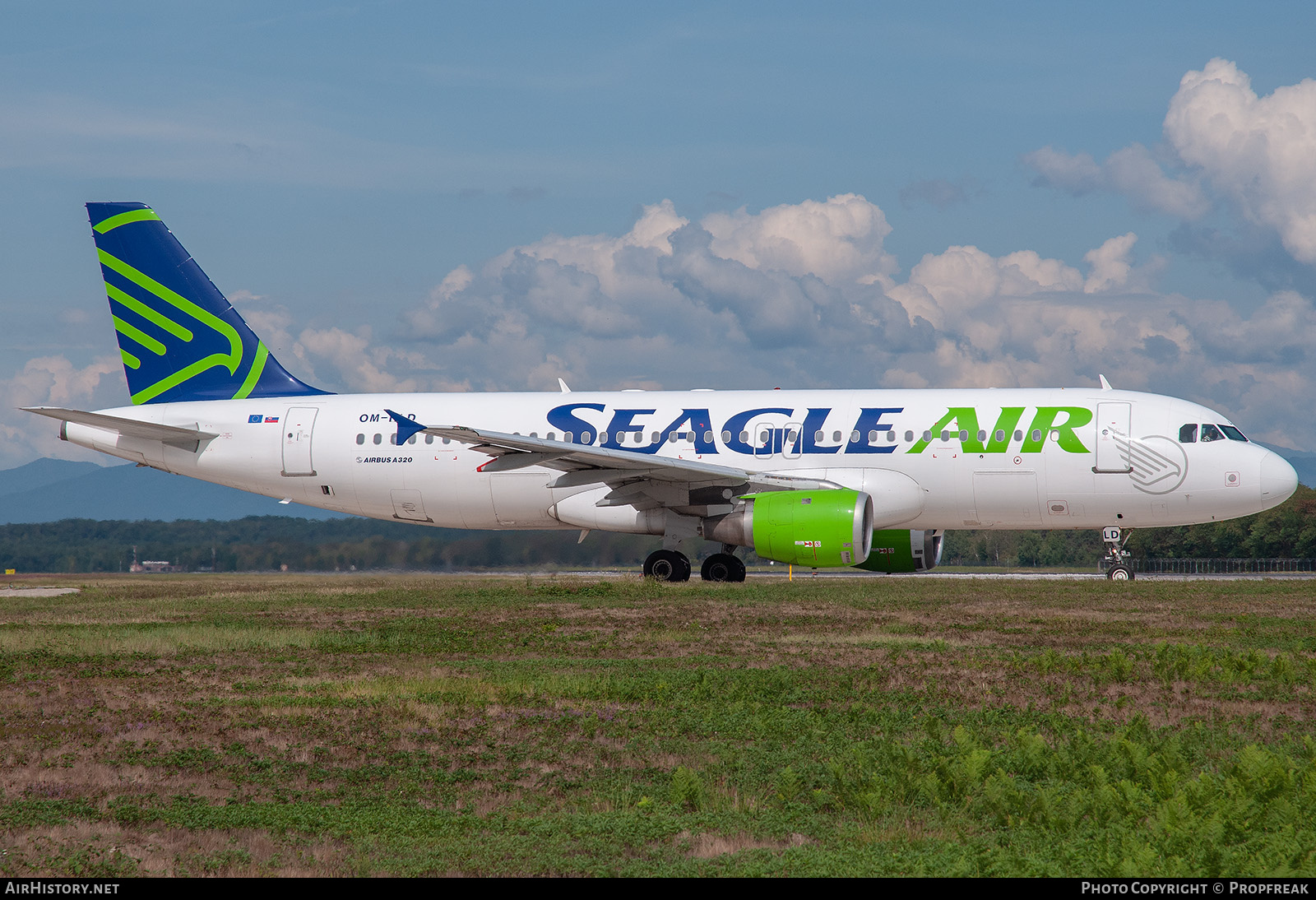 Aircraft Photo of OM-HLD | Airbus A320-211 | Seagle Air | AirHistory.net #741643