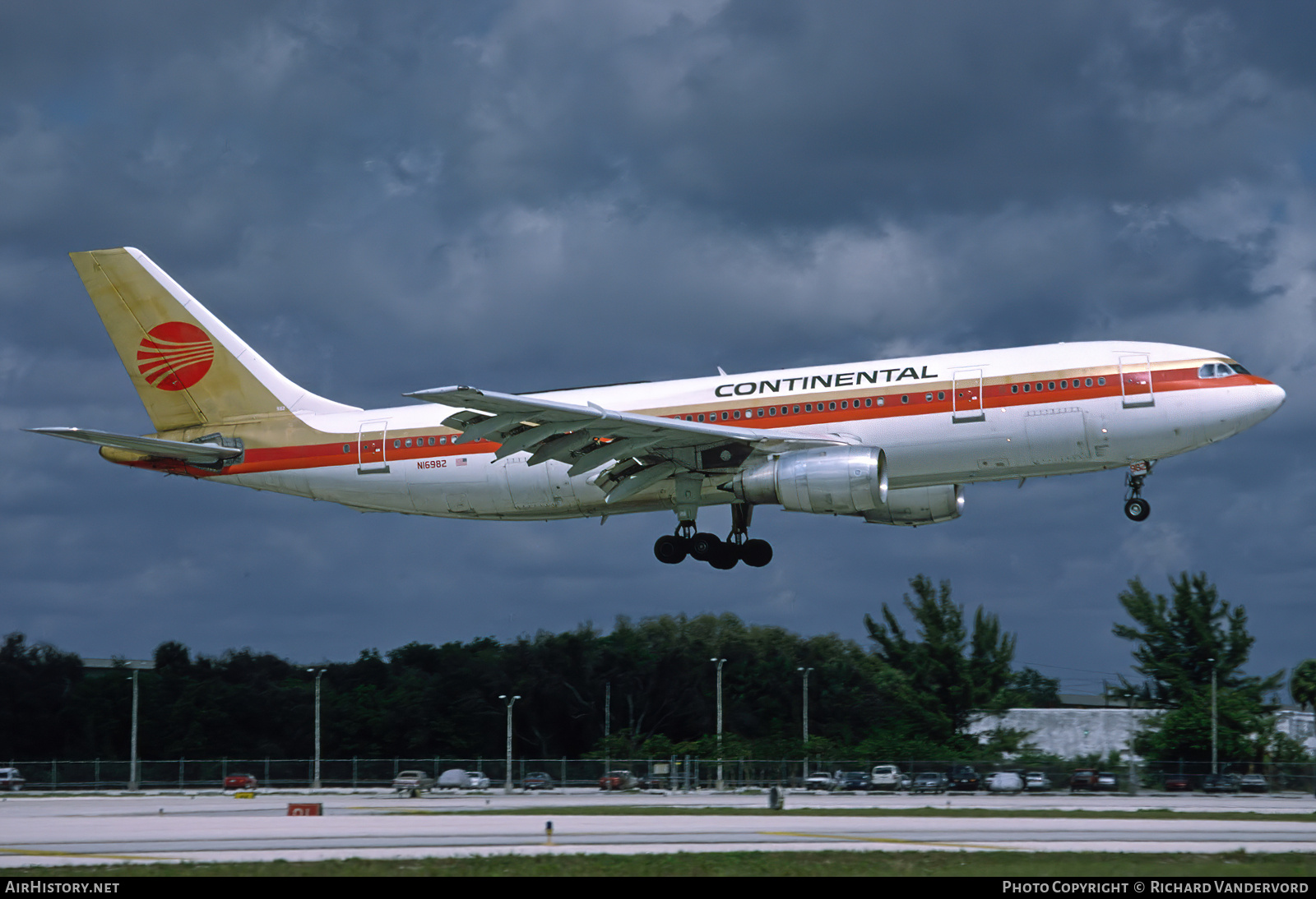 Aircraft Photo of N16982 | Airbus A300B4-103 | Continental Airlines | AirHistory.net #742500