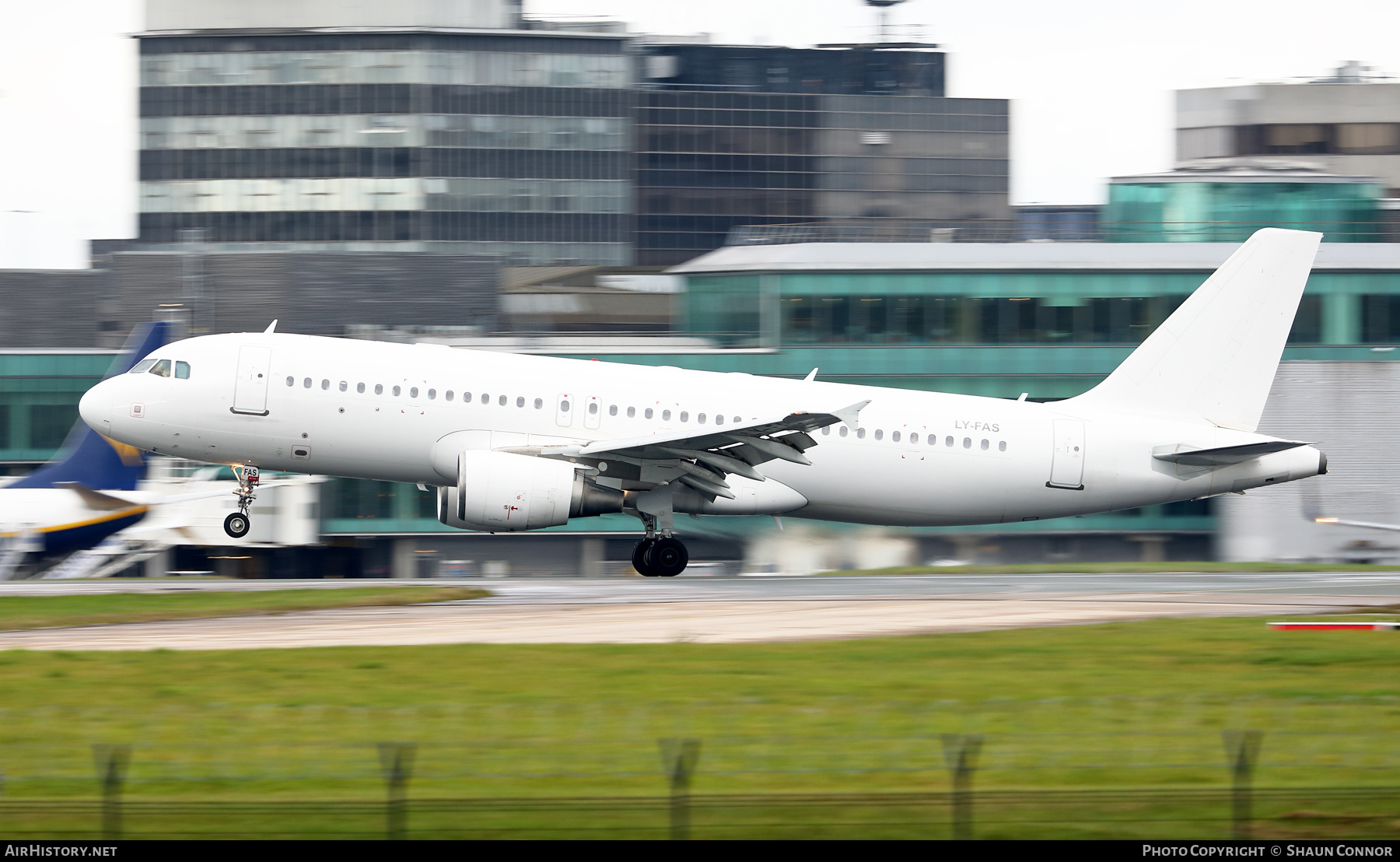 Aircraft Photo of LY-FAS | Airbus A320-214 | AirHistory.net #742565