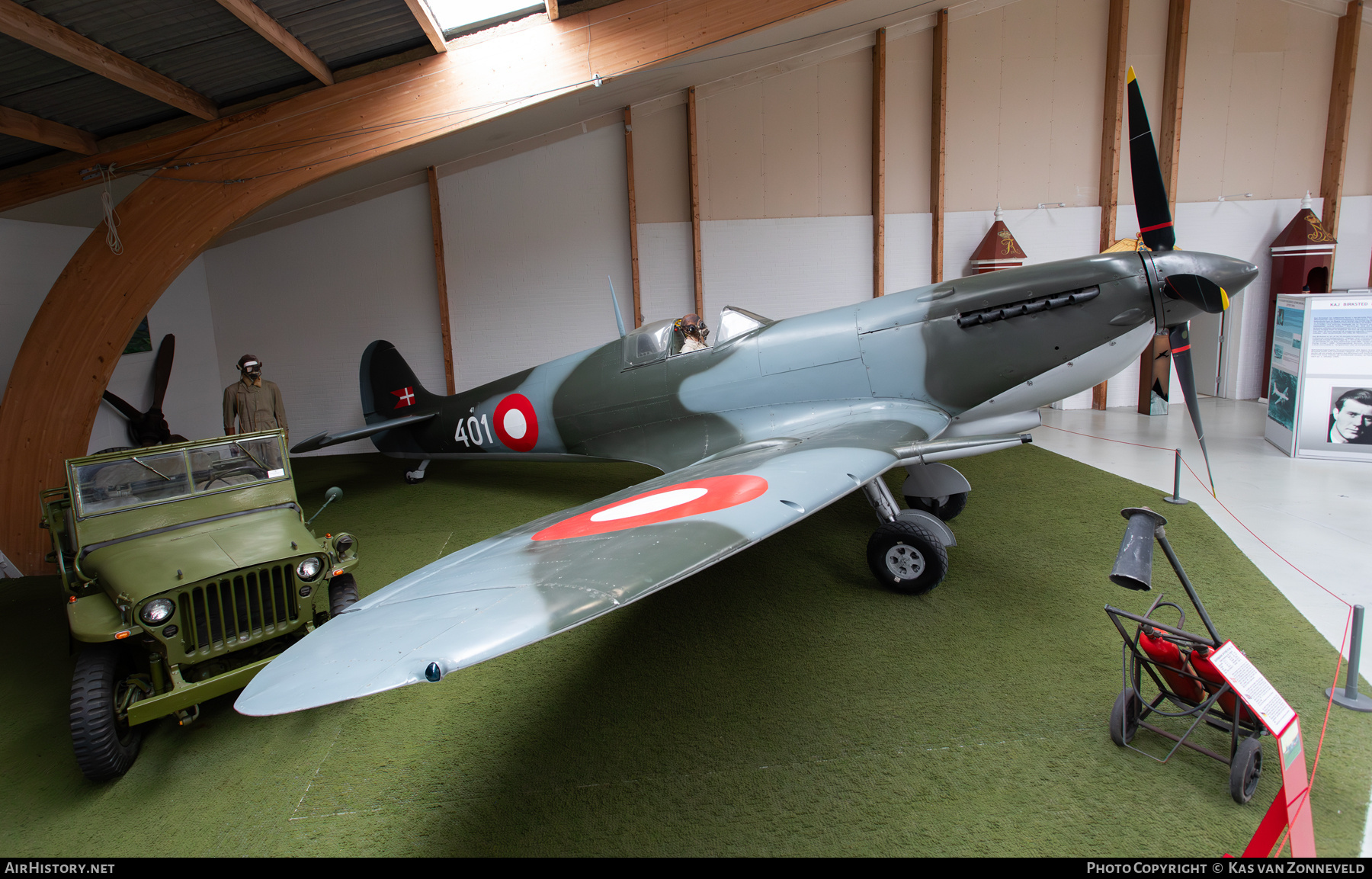 Aircraft Photo of 41-401 | Supermarine 361 Spitfire LF9C | Denmark - Air Force | AirHistory.net #743529