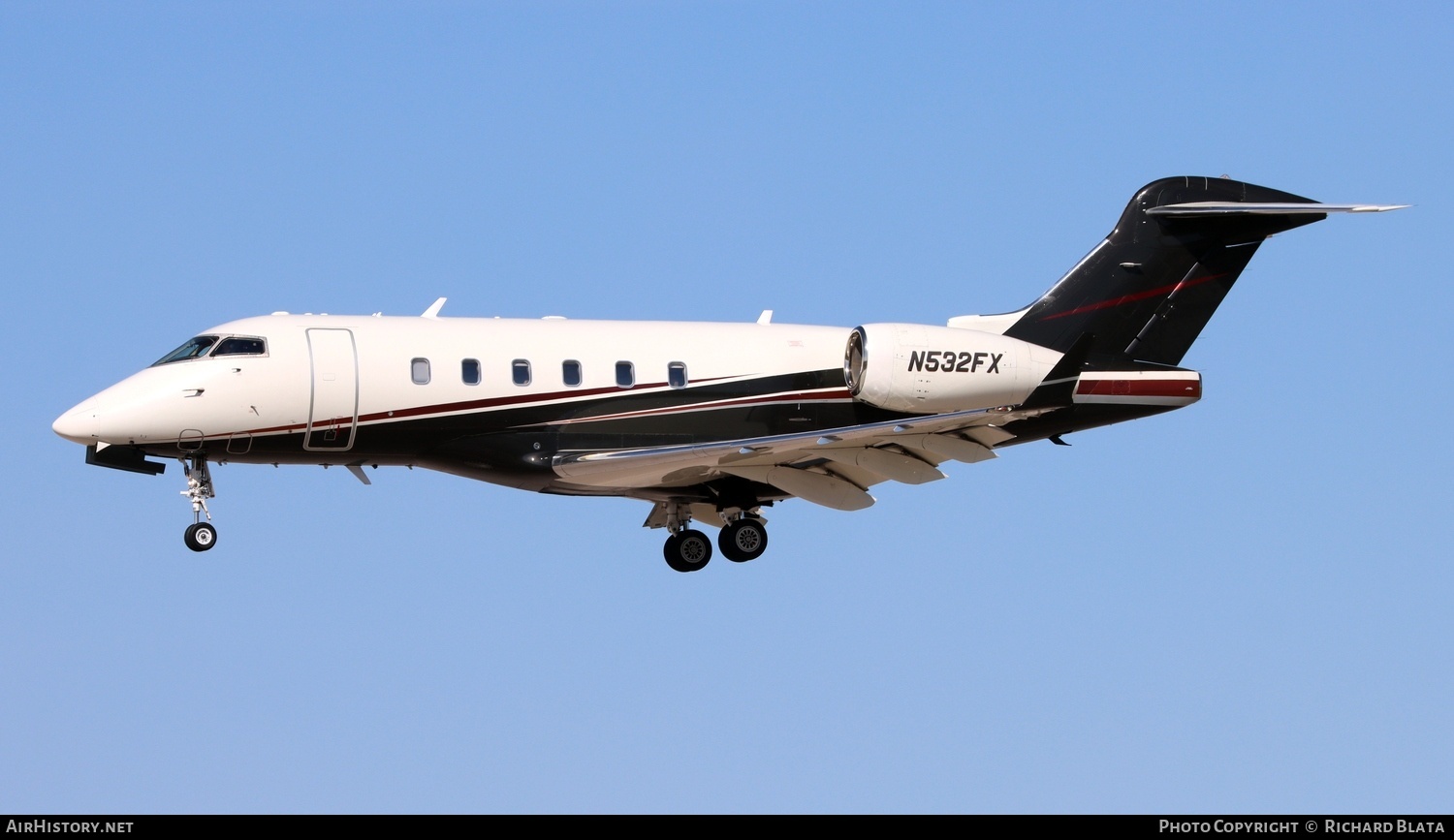 Aircraft Photo of N532FX | Bombardier Challenger 300 (BD-100-1A10) | AirHistory.net #743860