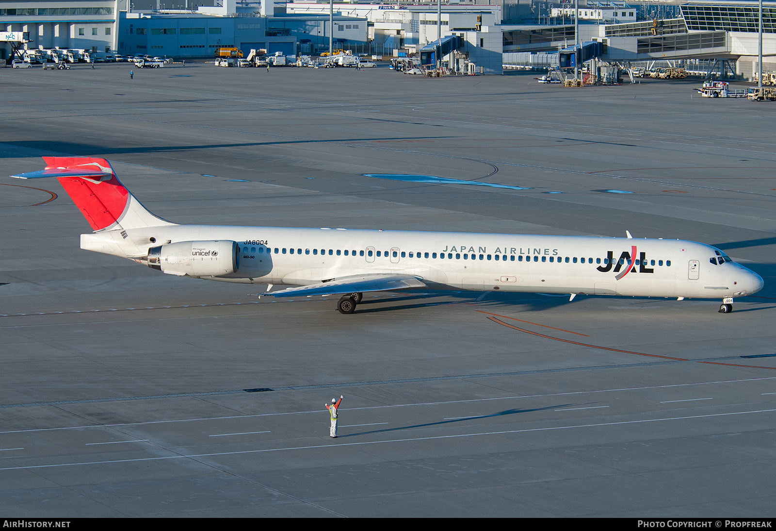 Aircraft Photo of JA8004 | McDonnell Douglas MD-90-30 | Japan Airlines - JAL | AirHistory.net #744198