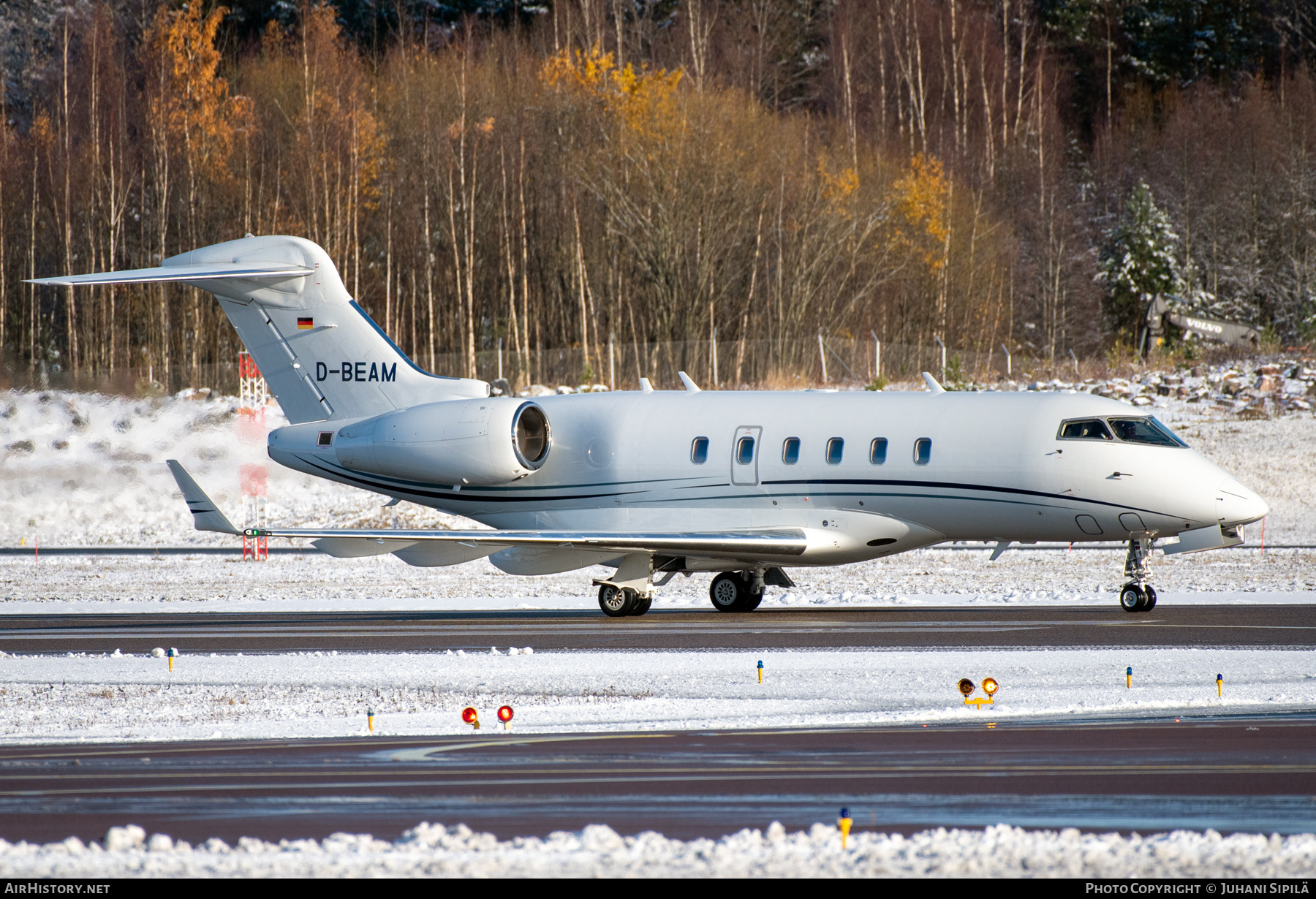 Aircraft Photo of D-BEAM | Bombardier Challenger 300 (BD-100-1A10) | AirHistory.net #745101