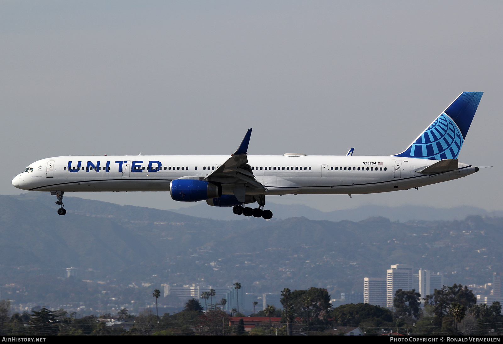 Aircraft Photo of N75854 | Boeing 757-324 | United Airlines | AirHistory.net #745175